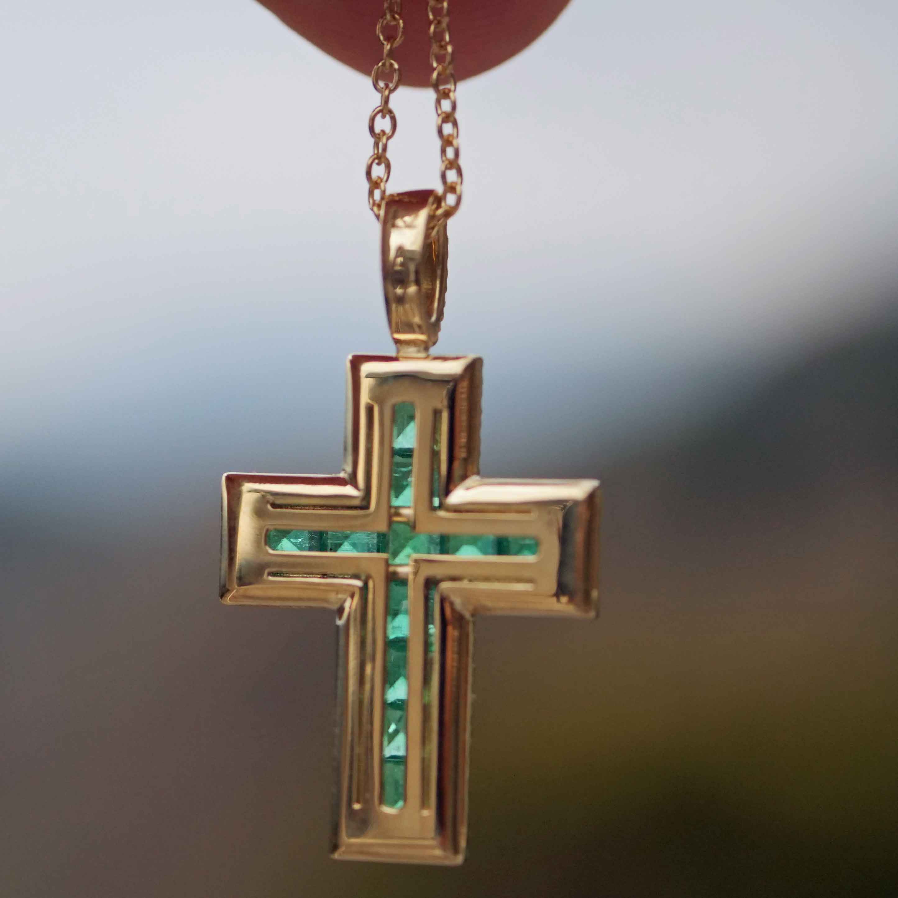 Leuchtend grünes AAA+ Panshir Smaragd Brillant Kreuz mit Kette in 750er Gelbgold - 0.98 ct 0.38 ct TW VS 