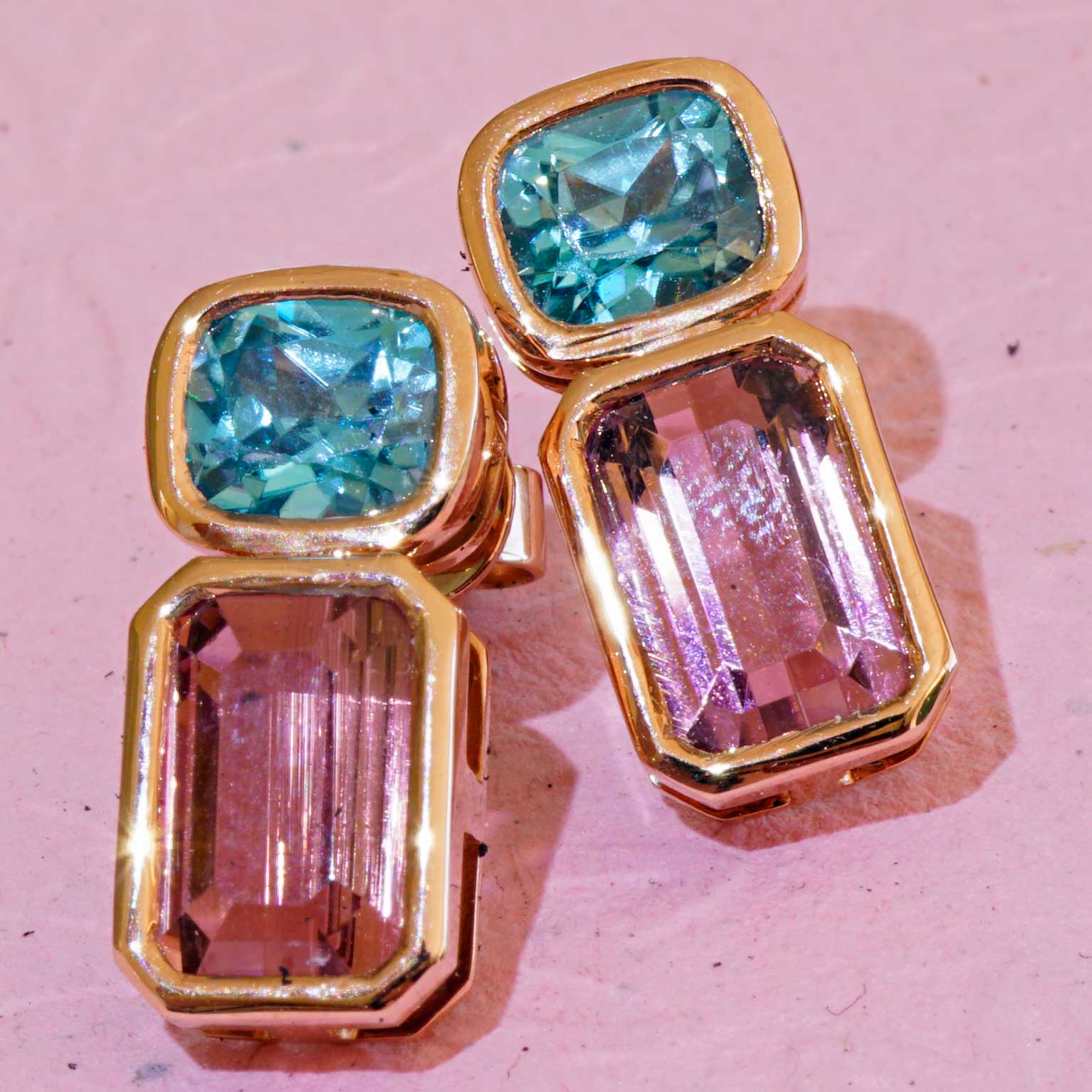 Blaue Zirkon Turmalin Ohrstecker in 750er Rosegold........elegante Kontrast Farben