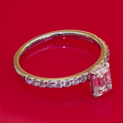 Emerald Cut Diamant Solitär Ring 0.80 ct TW SI1 750er Weissgold 0.27 ct mit GIA Gutachten Top Design