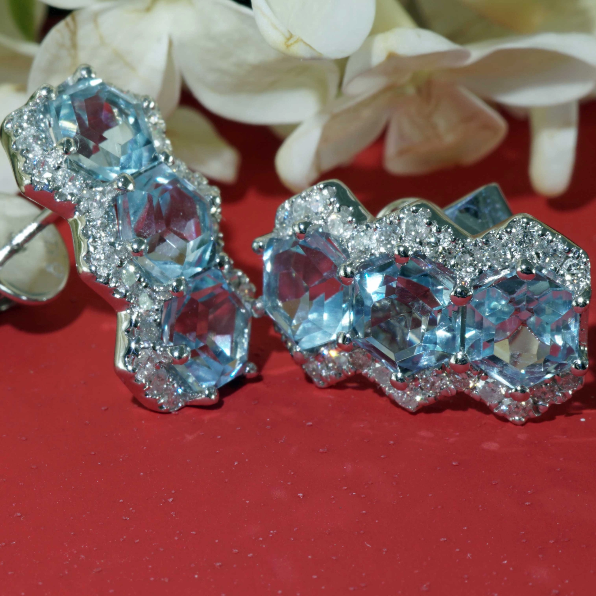Blautopas Brillant Ohrstecker 750er Weissgold 3.60 ct 0.50 ct im extravaganten hexagonalen Stil