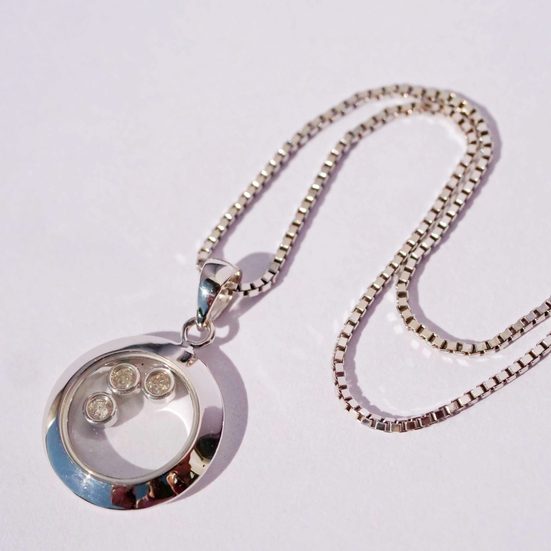 Anhänger mit beweglichen Brillanten in 750er Weissgold mit Kette in 333er Weissgold