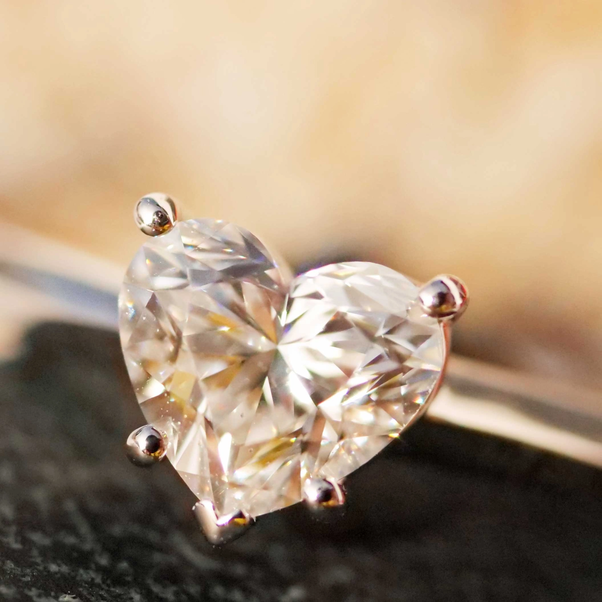 Ring mit hochfeinen Brillant HERZ 1.00 ct E SI1  5.99 x 6.85 x 4.21 mm GIA Gutachten 750er Weissgold