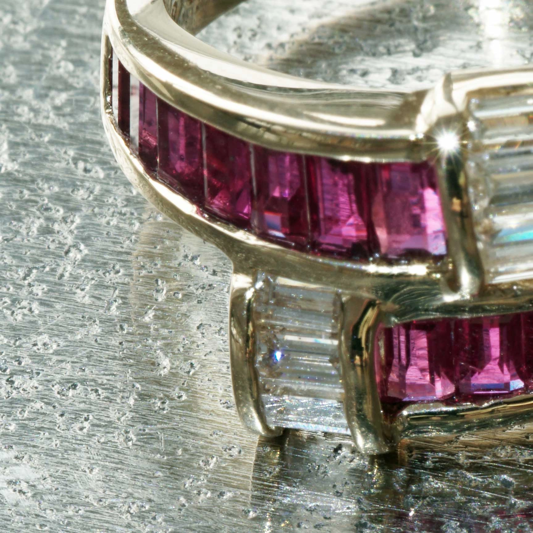 Rubin Diamant Ring 750er Gelbgold 2.13 ct 0.58 ct ......Rubine satt kombiniert mit Diamantbaguetten