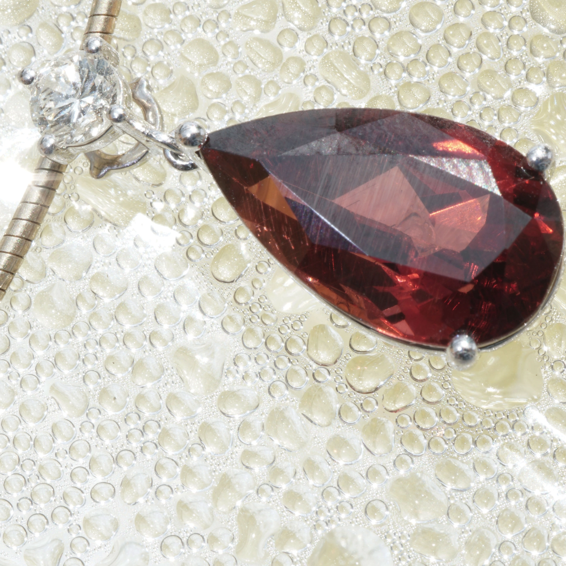 Rhodolith Brillant Anhänger 750er Weissgold IGI Zertifikat 6 ct 0.22 ct ...was für ein Rot!