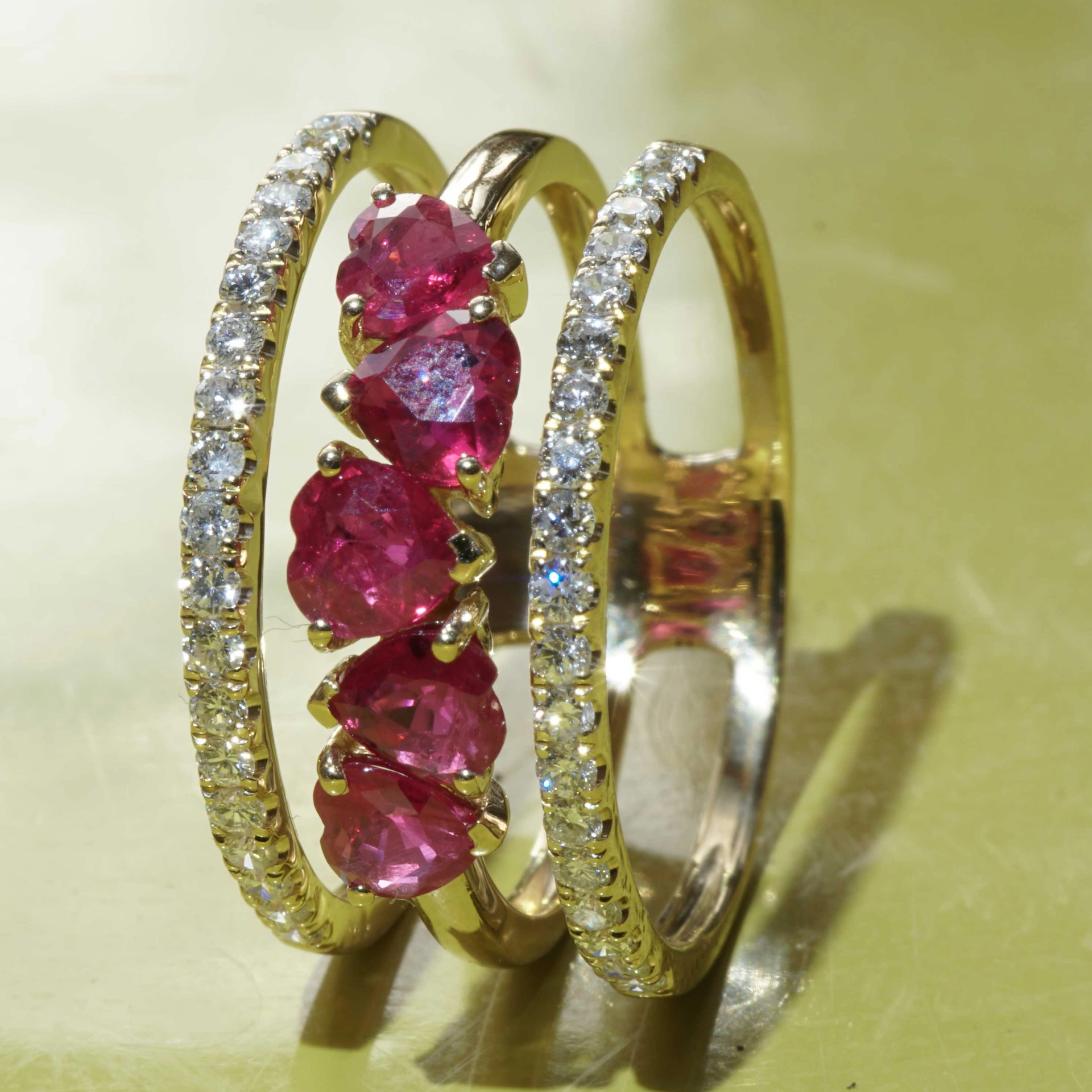 Rubin Brillant Ring 1.20 ct 0.40 ct 750er Gelbgold....fünf rote Herzen für........