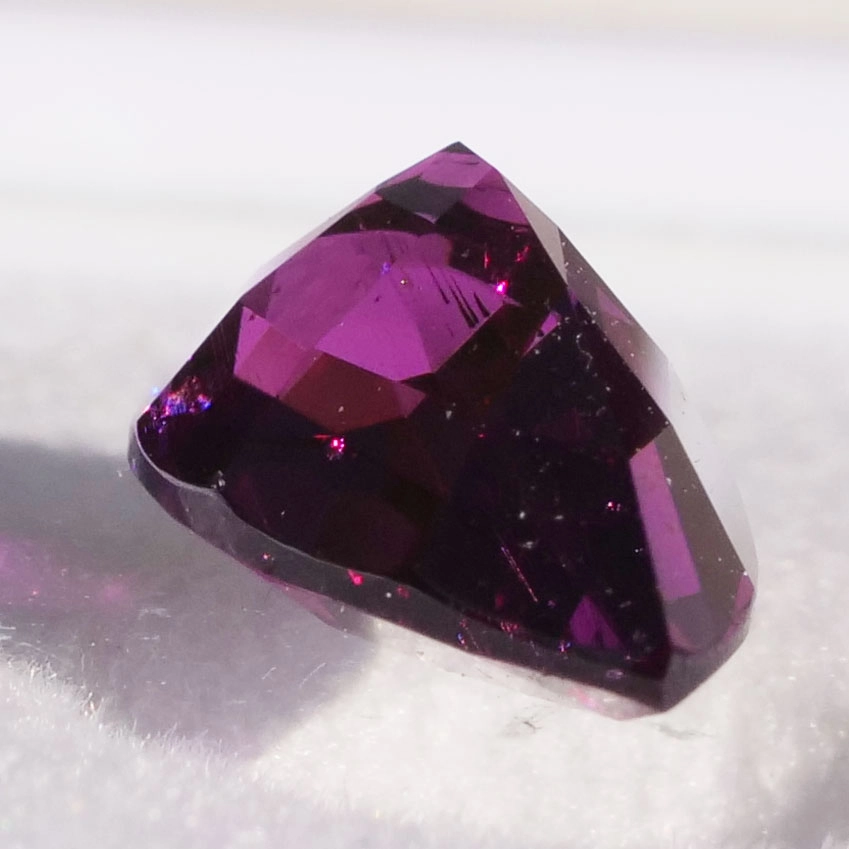 Amaranth Rhodolit 1.67 ct facettiert AAA+ 9x6.6x4.5 mm intensiv lila bläulich