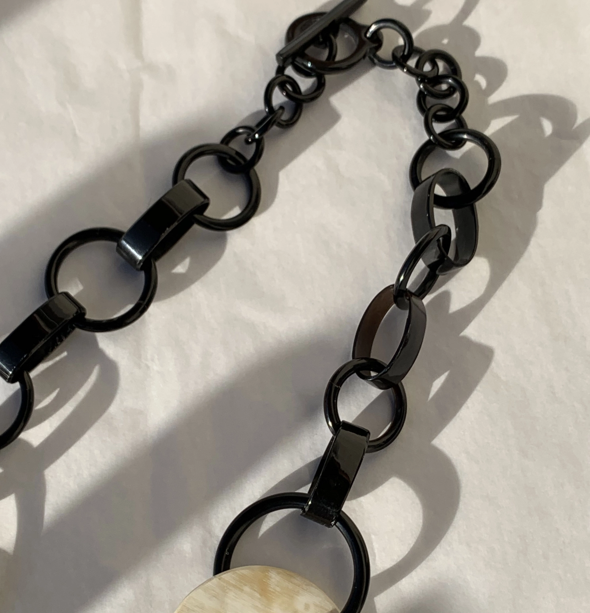 Hornkette unterschiedliche Ovalringe ca. 74 cm lang mit Hänger locker und easy....