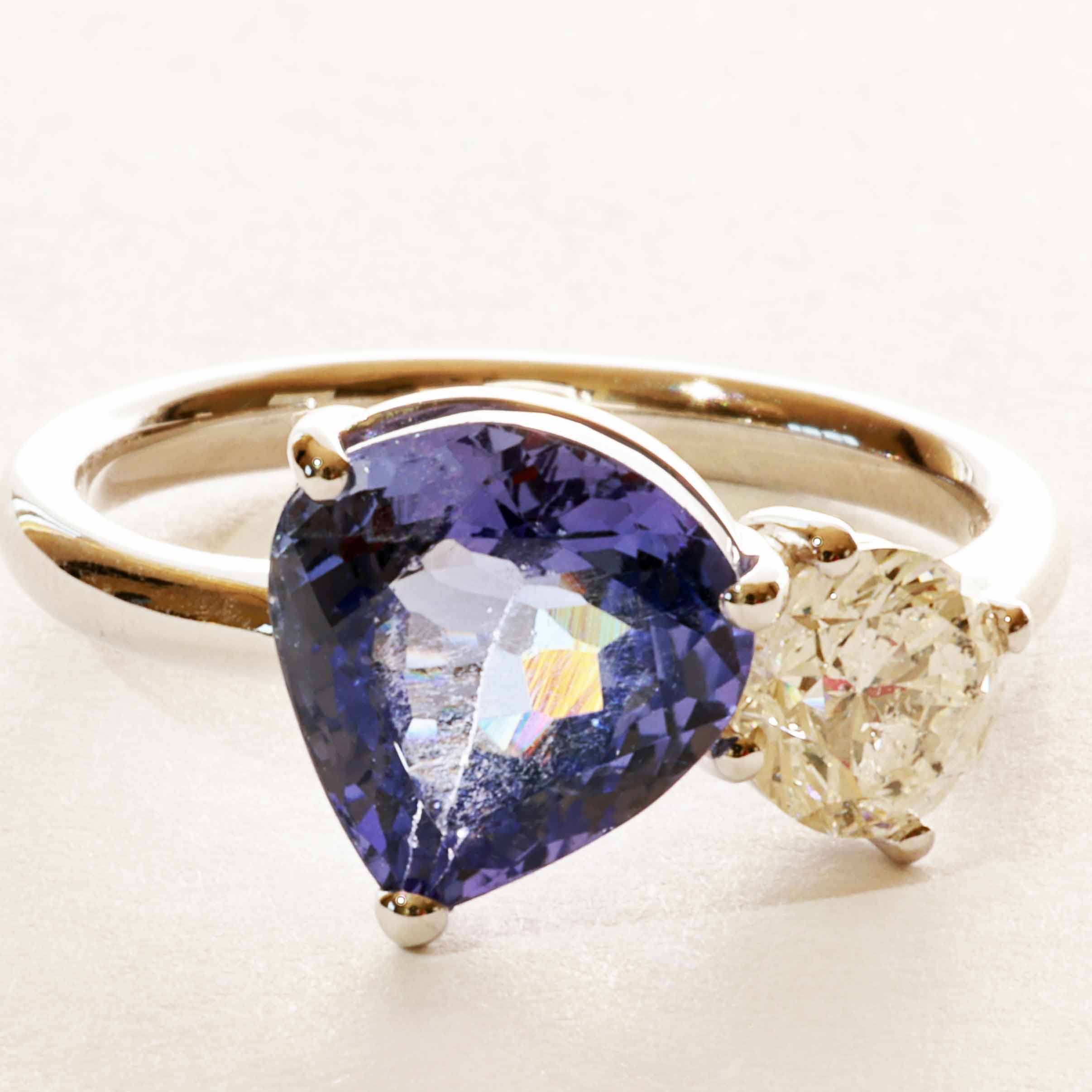 Tansanit Brillant Ring 750er Weissgold 2.30 ct  0.42 ct tolles Design zum Kombinieren als Steckring