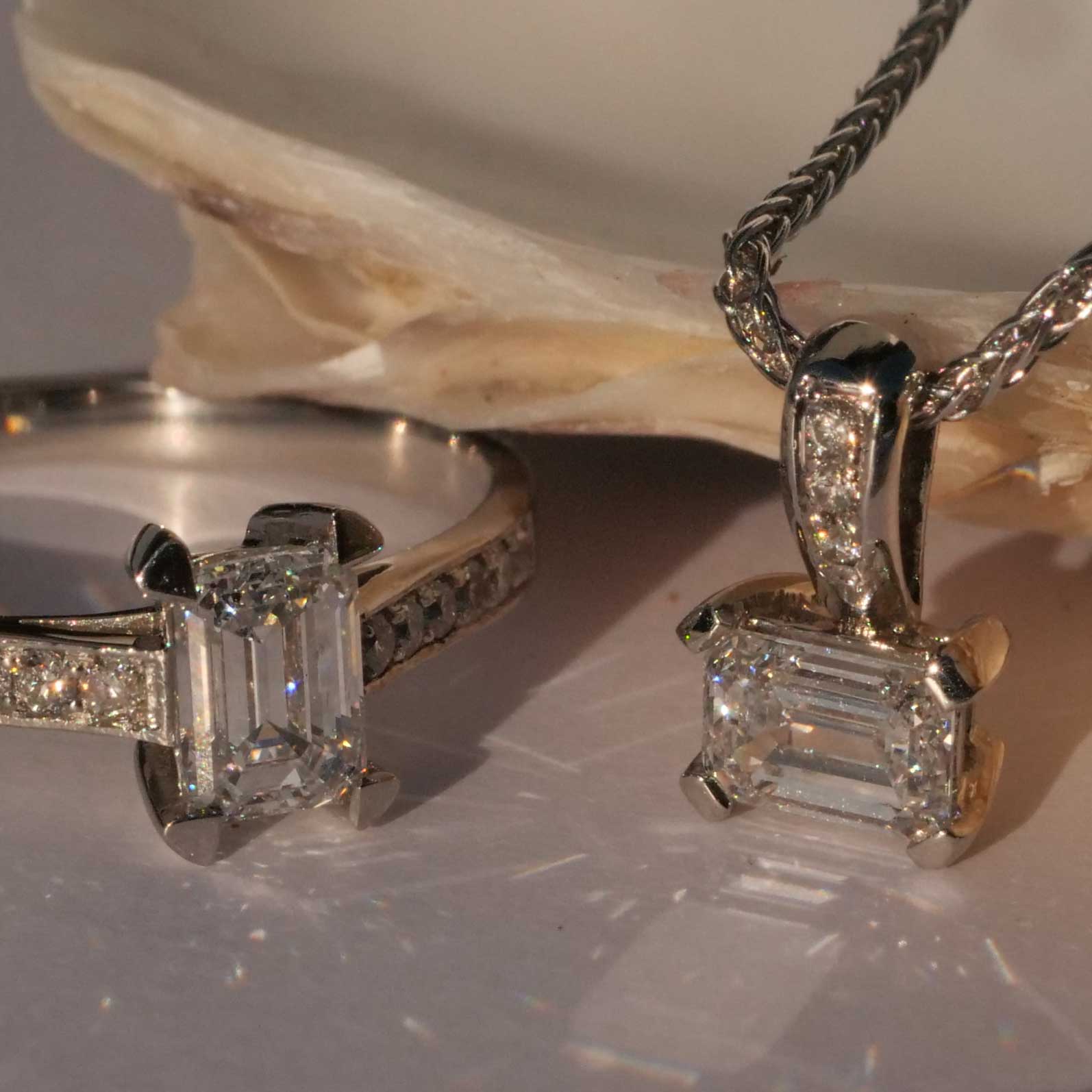 Emeraldcut Diamant Anhänger mit Kette  0.525 ct F VS2 Silhouette Bentner GIA Zertifikat 750er Weissgold