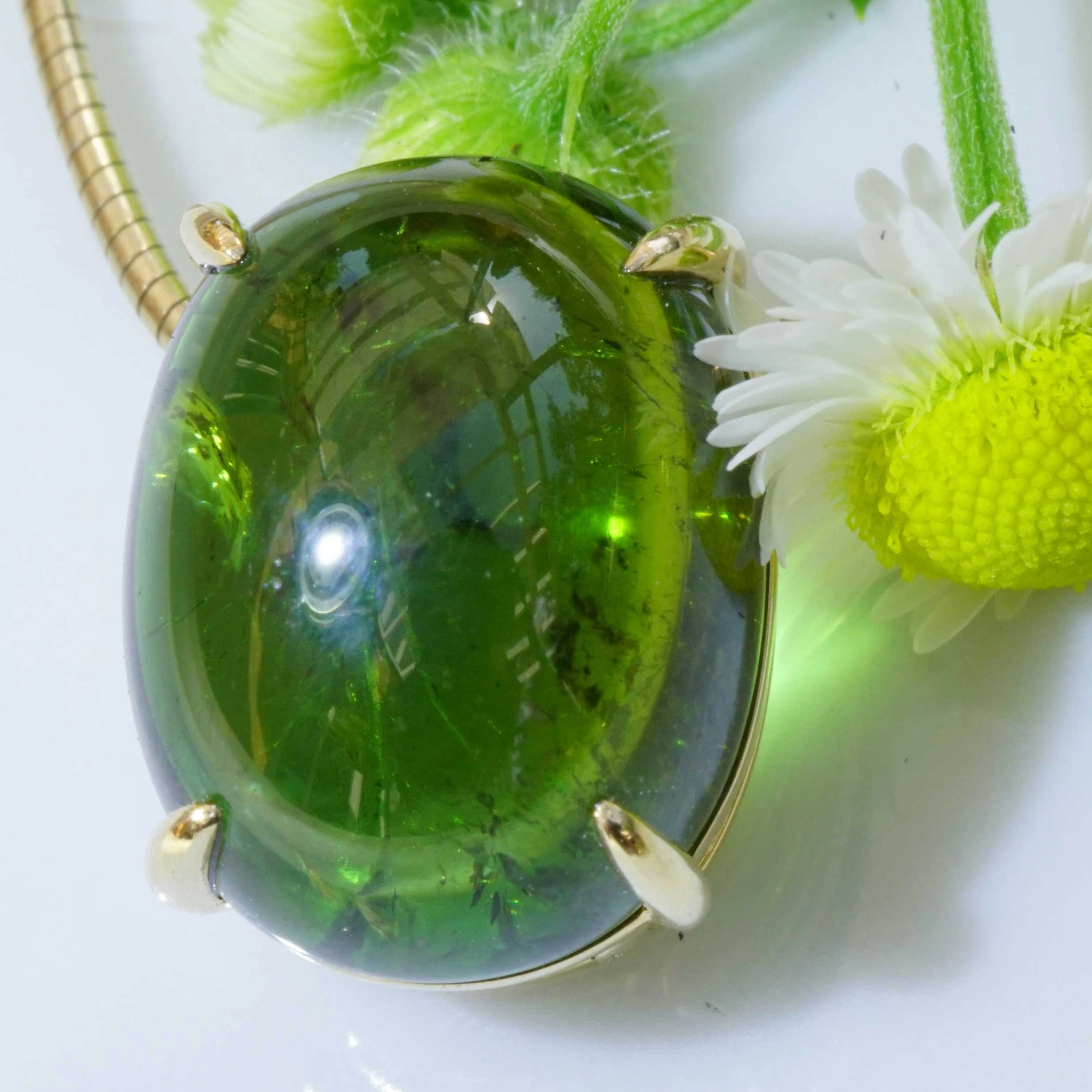 Turmalin Cabochon Anhänger 750er Gelbgold 12.47 ct feine transparente Farbqualität