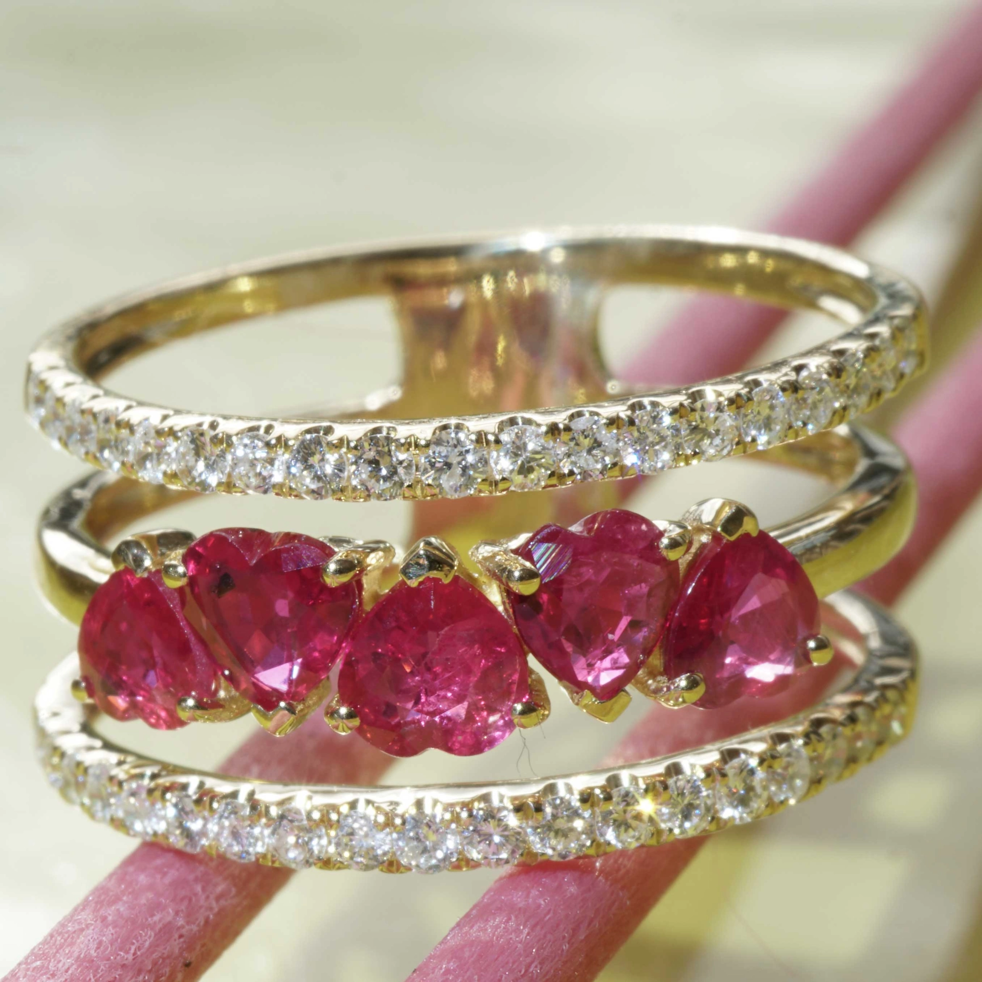 Rubin Brillant Ring 1.20 ct 0.40 ct 750er Gelbgold....fünf rote Herzen für........