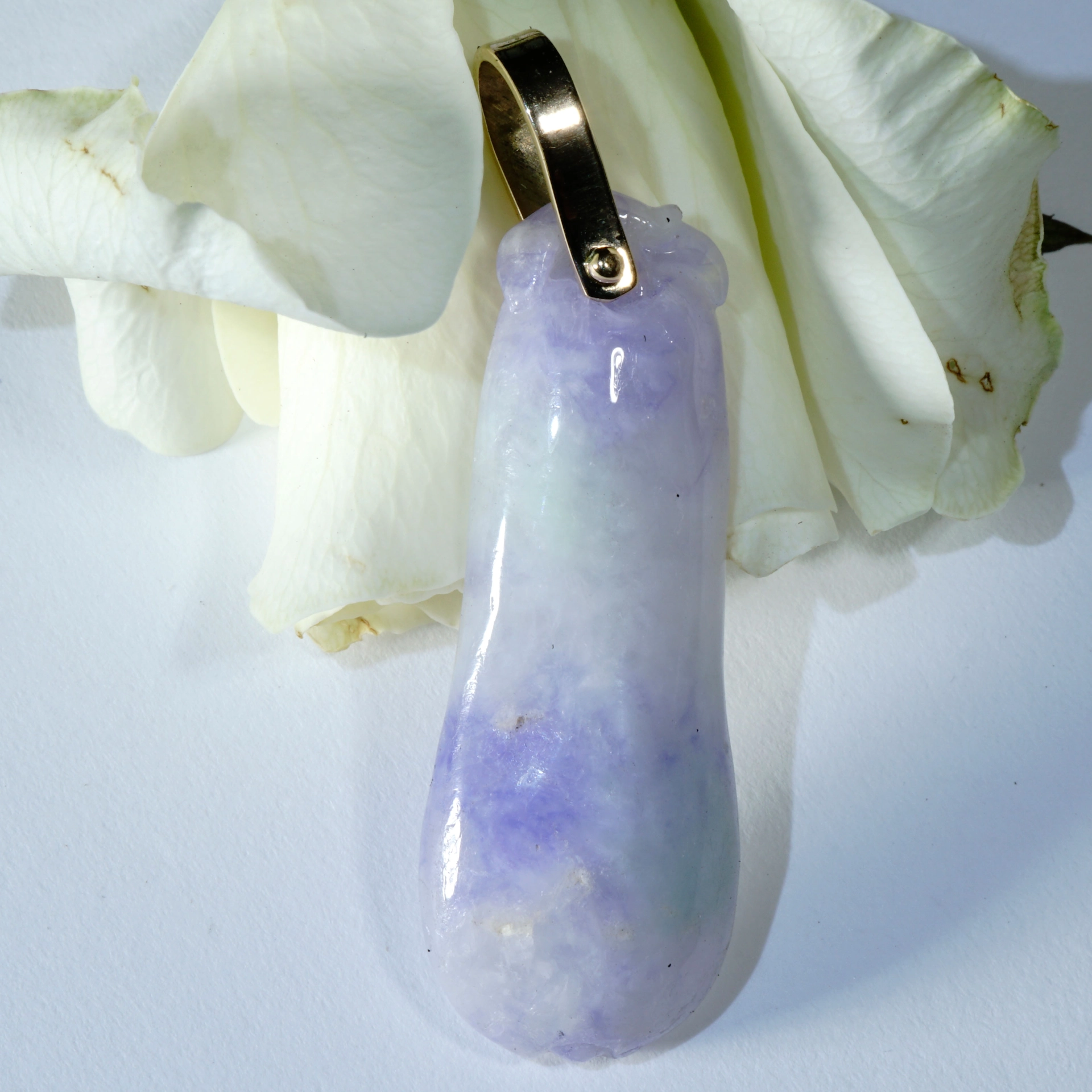 Natur Lavendel Jade Anhänger 585er Gelbgold 45 x 14 mm mit neongrünen Farbanteilen..ausgefallen