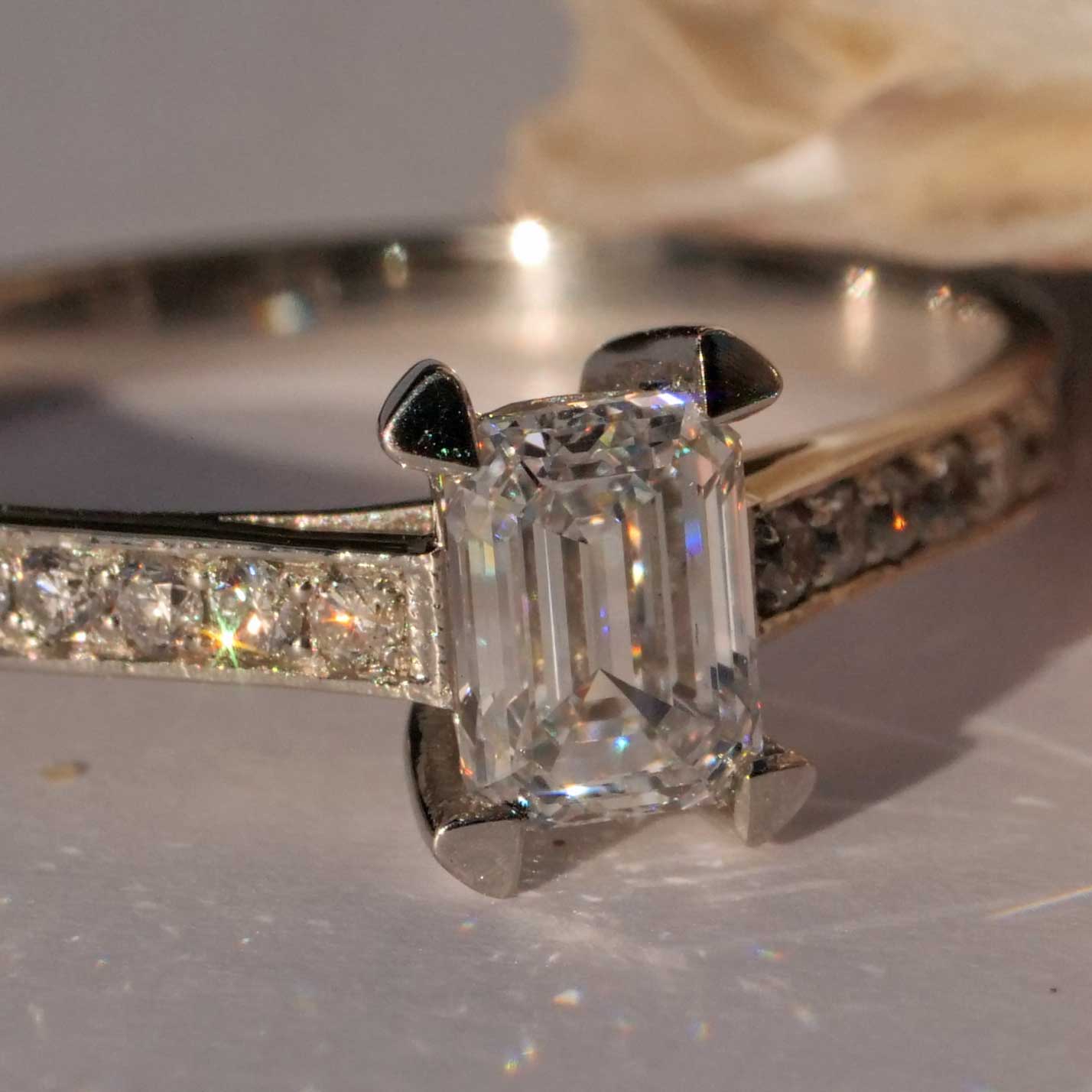 Emeraldcut Diamant Ring 0.64 ct D VS2 Silhouette Bentner GIA Zertifikat 950er Platin 