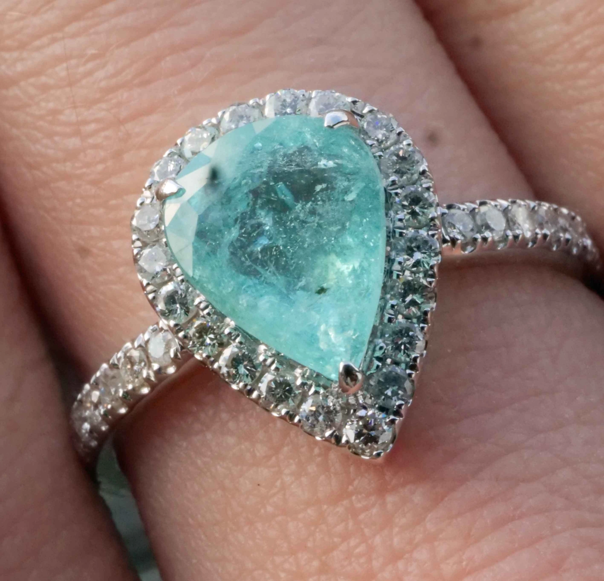 Paraiba Turmalin Ring 1.93 ct AAA 750er Weissgold Brillanten 9.46 x 7.3 mm...Schwimmbadfarbe Blau-Gr