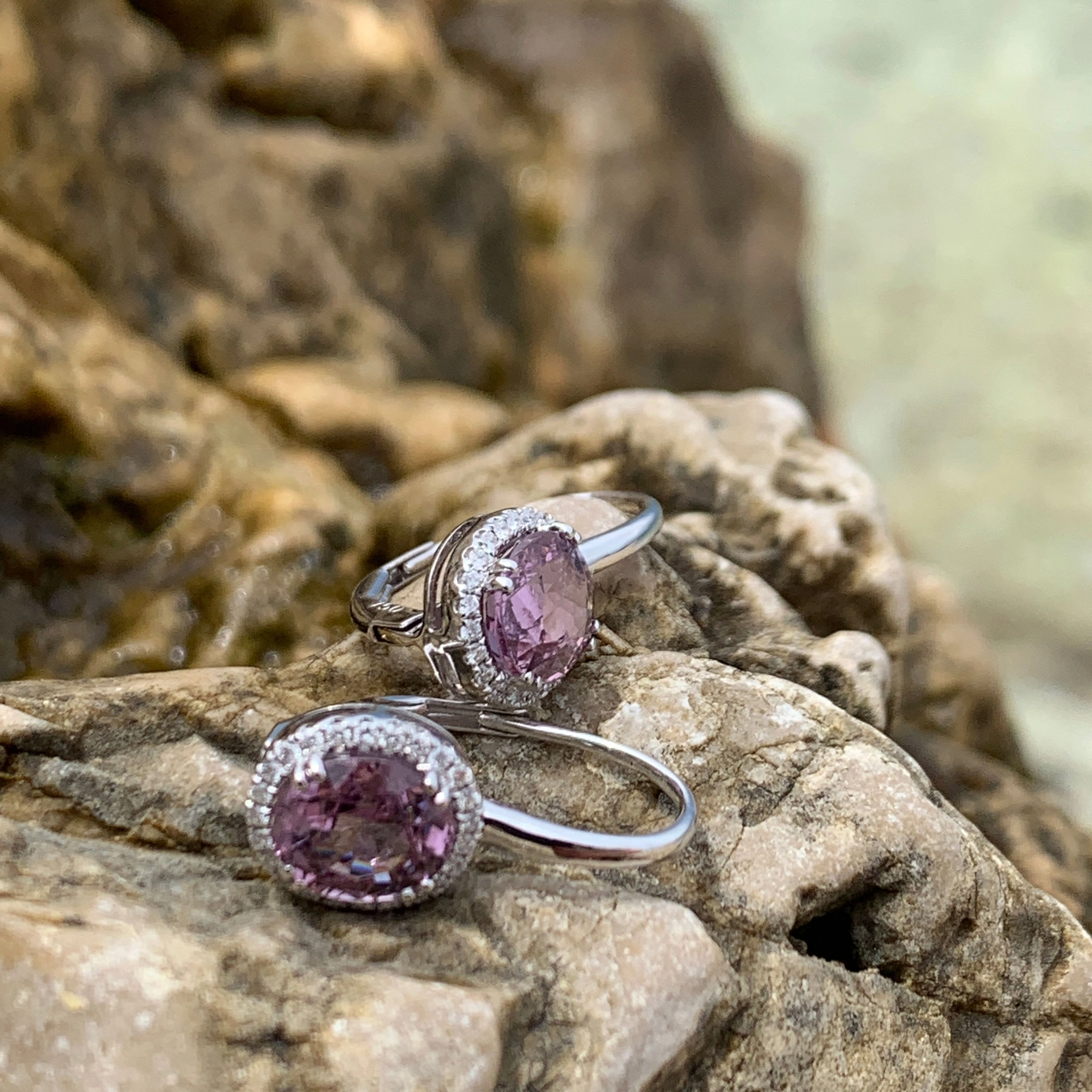 Spinell Brillant Ohrhänger 2.62 ct pink-purple Burma AAA 750er Weissgold in Form von coolen Hängern