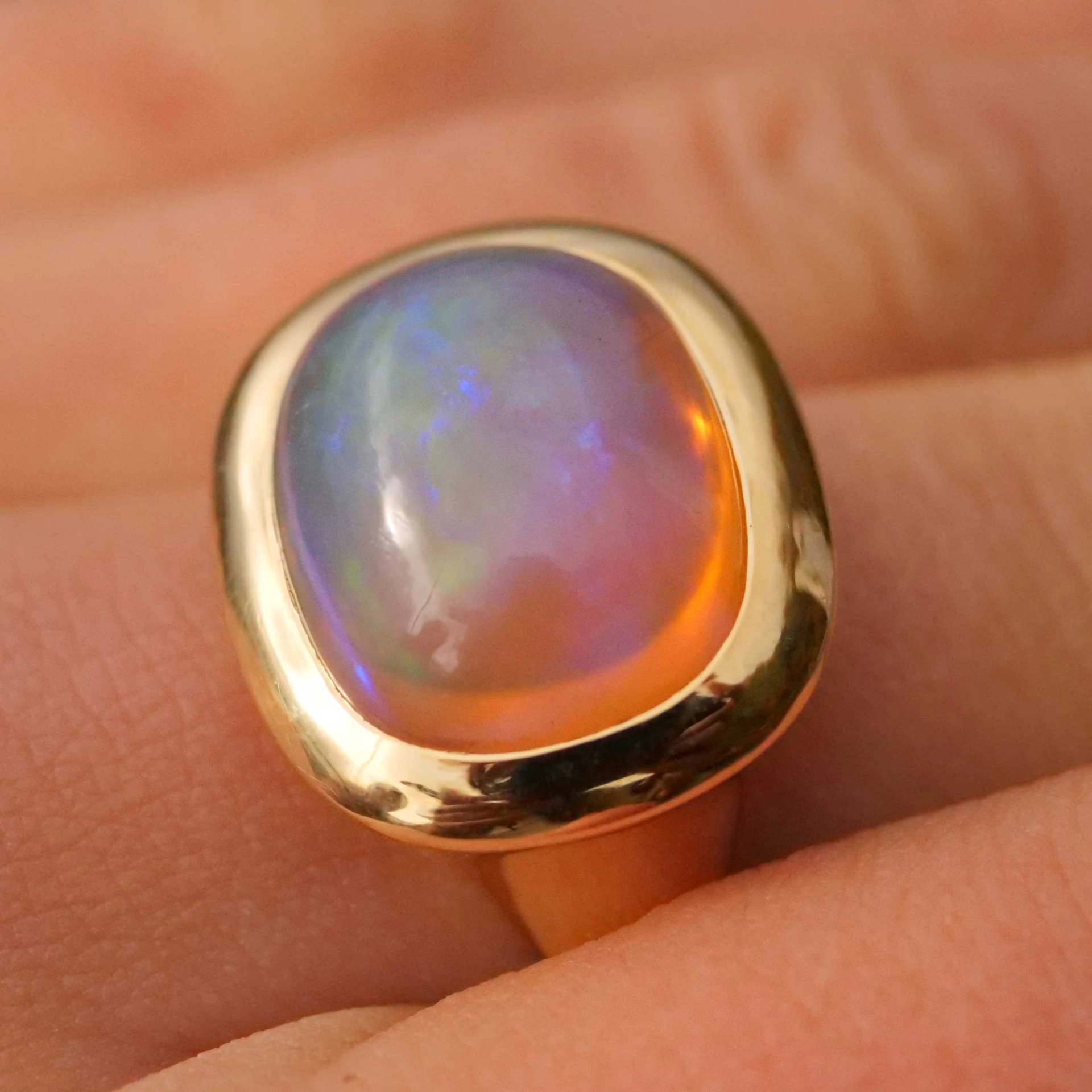 Feueropal Ring 7.44 ct 750er Gelbgold...made in Valenza (Italien)...modernes Design in Kissenform