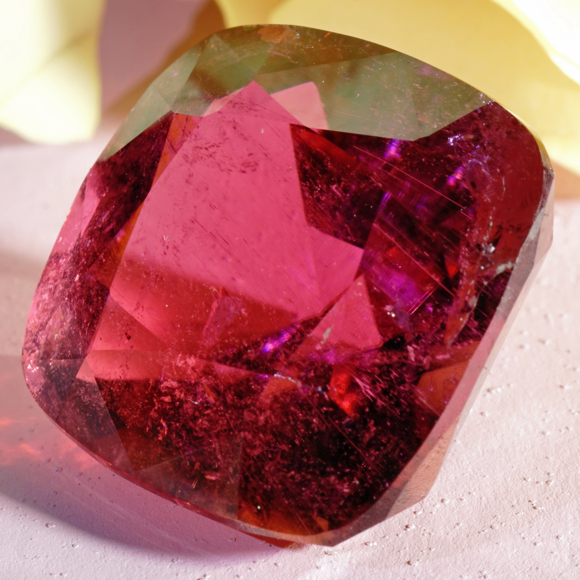 Rubellit der Extraklasse AAA+  23.10 ct Afghanistan Rubylight rot-pink mit unglaublicher Leuchtkraft