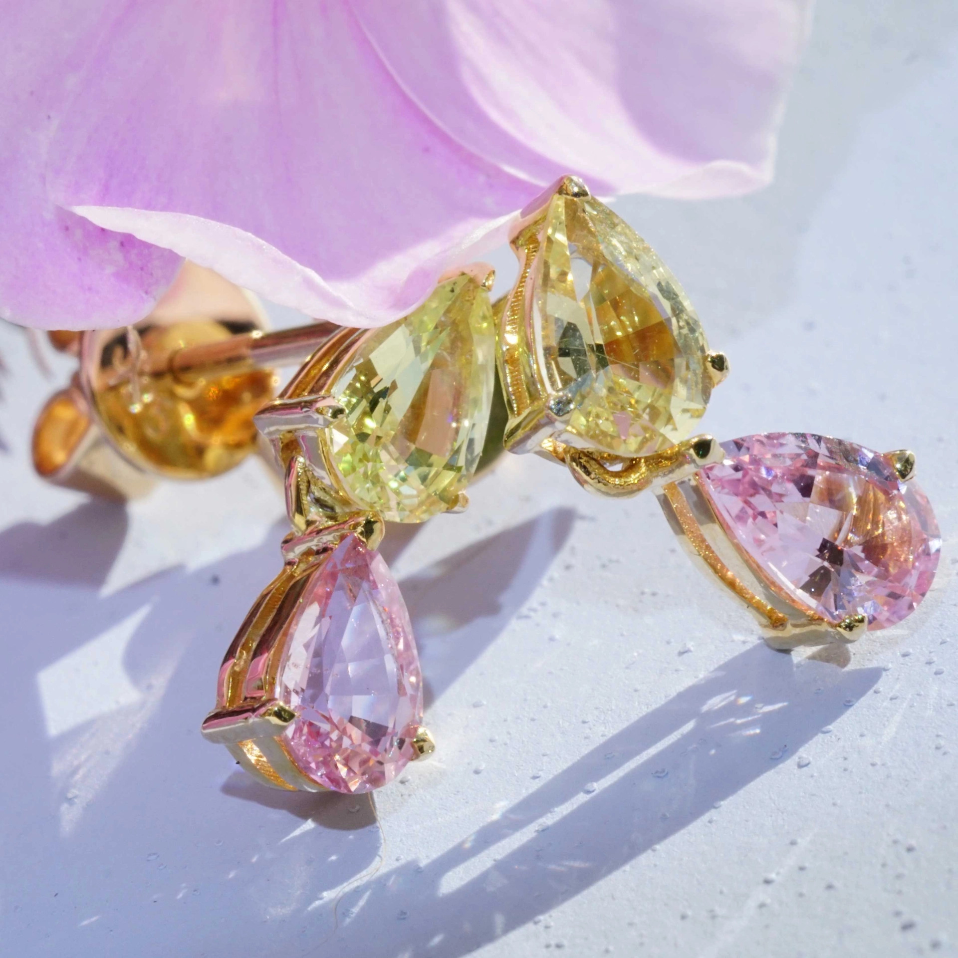 Saphir Ohrhänger 585er Gelbgold aus der Ilakaka Mine Madagascar gelb pink NATURFARBE
