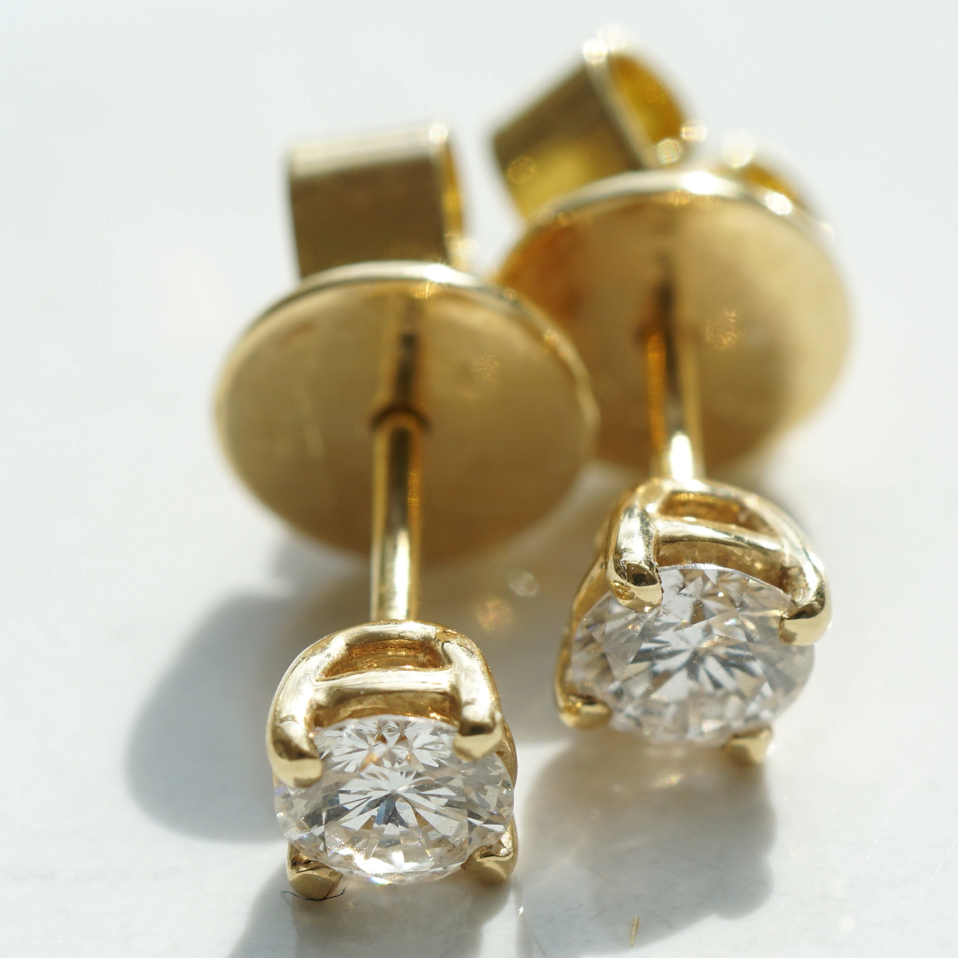 Solitär Brillant Ohrstecker 0.42 ct TW VVS 750er Gelbgold 3,9 mm D., tolle Brillanz