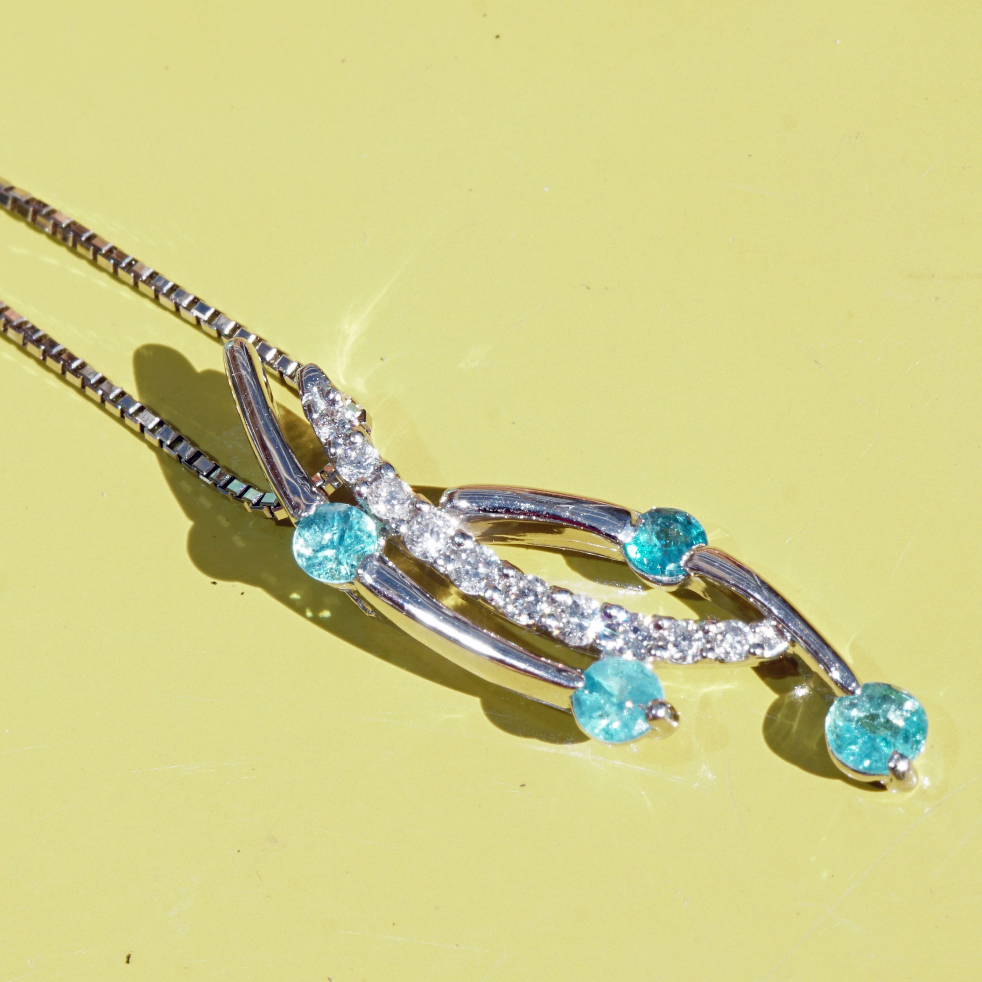 Paraiba Turmalin Anhänger in 900er Platin mit Kette 0.22 ct 0.10 ct leuchtendes Schwimmbadblau