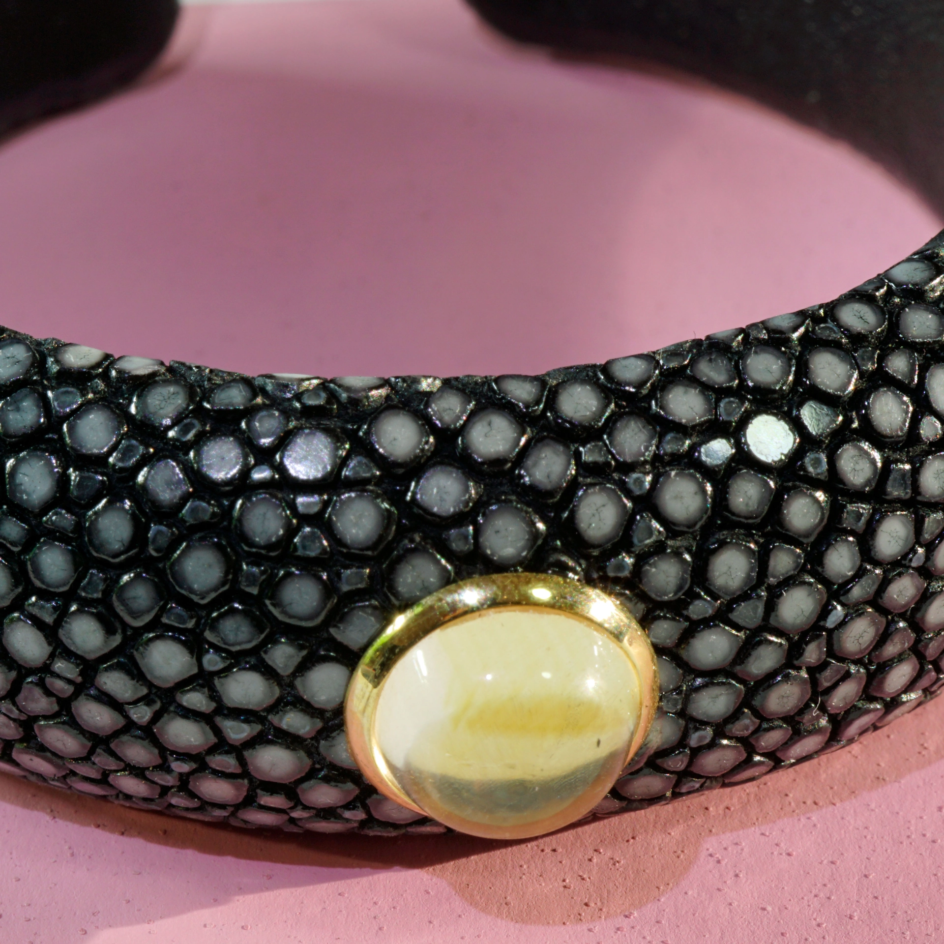 Rochenleder Armreif  585er Gelbgold mit Lemoncitrin toller Kontrast zu schwarz