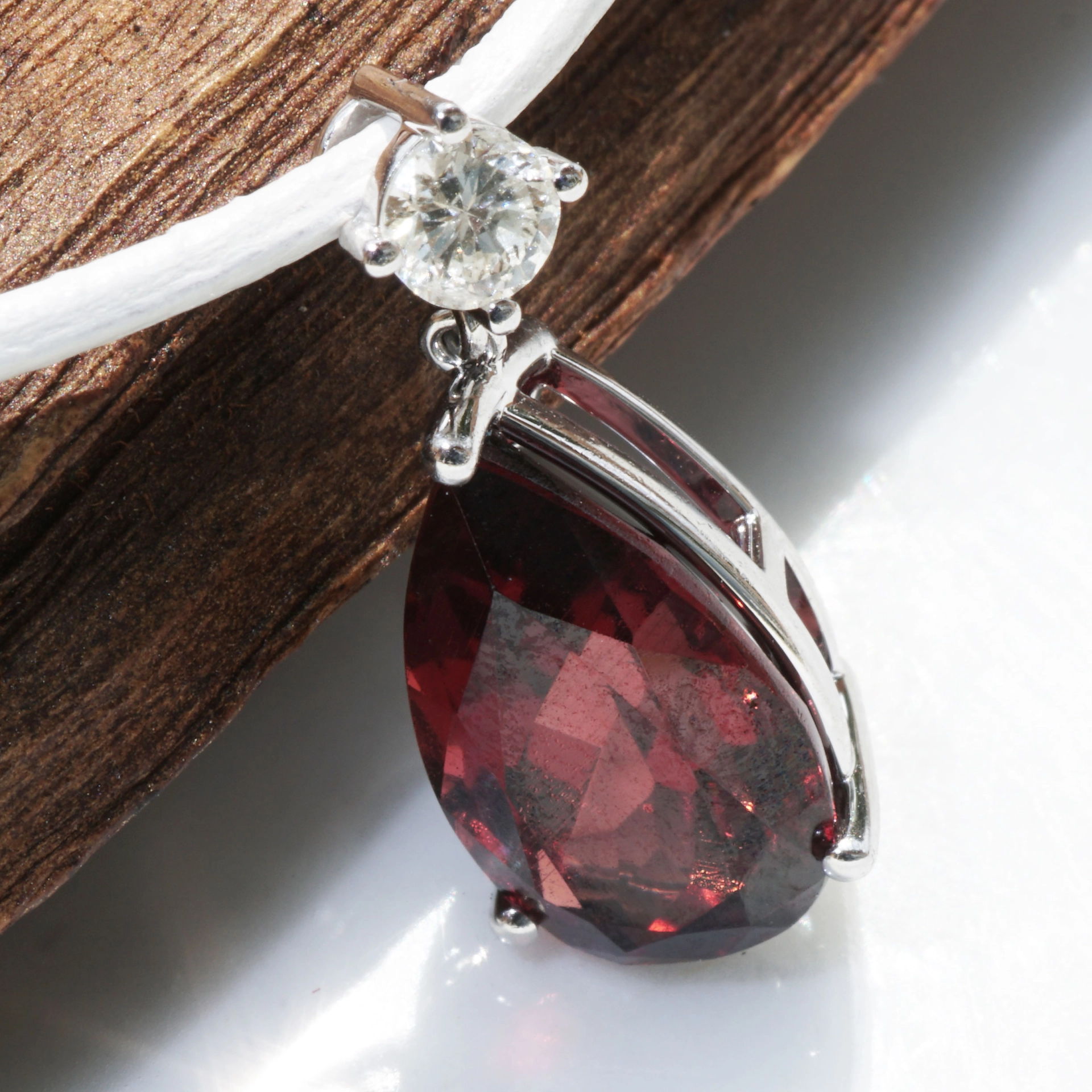 Rhodolith Brillant Anhänger 750er Weissgold IGI Zertifikat 6 ct 0.22 ct ...was für ein Rot!