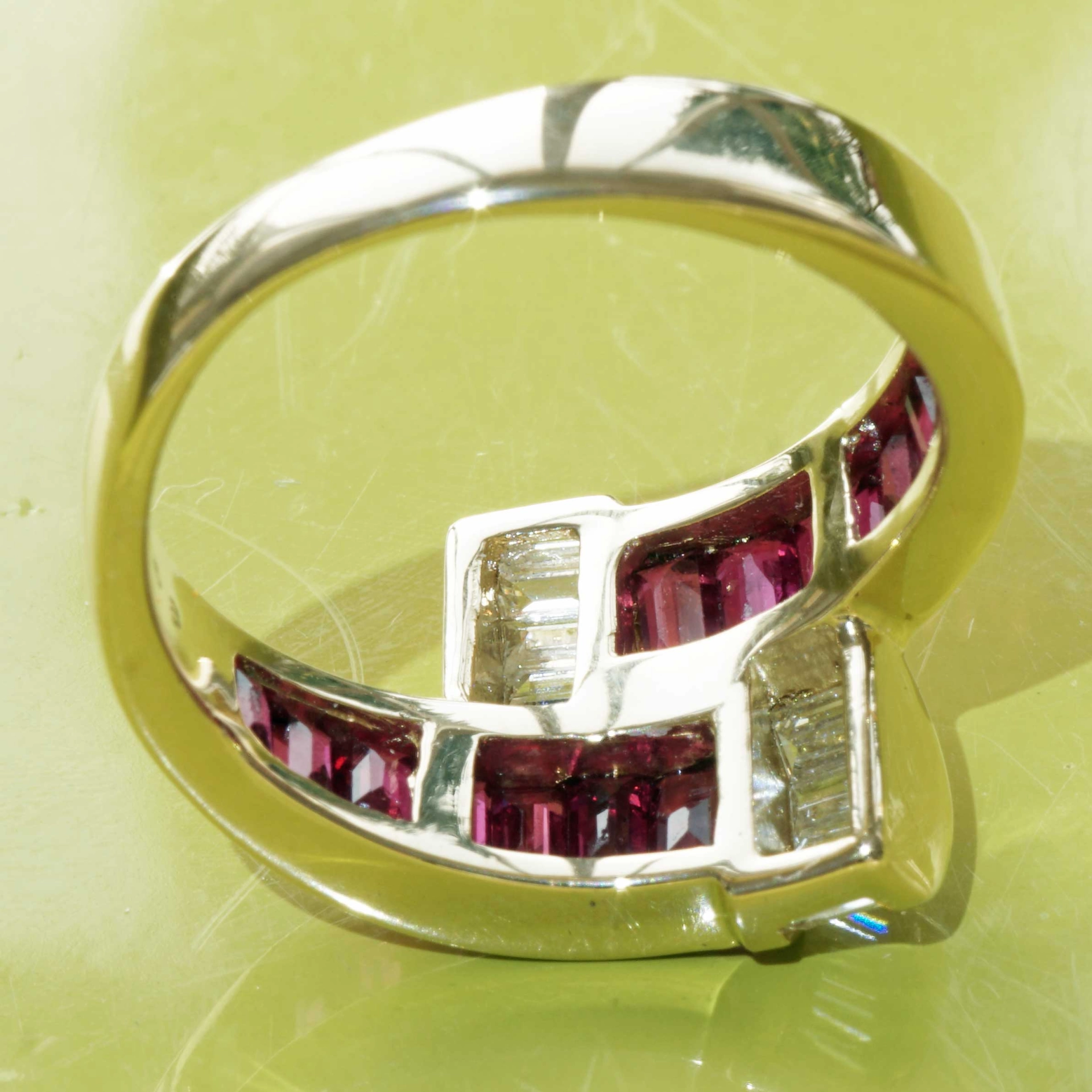 Rubin Diamant Ring 750er Gelbgold 2.13 ct 0.58 ct ......Rubine satt kombiniert mit Diamantbaguetten