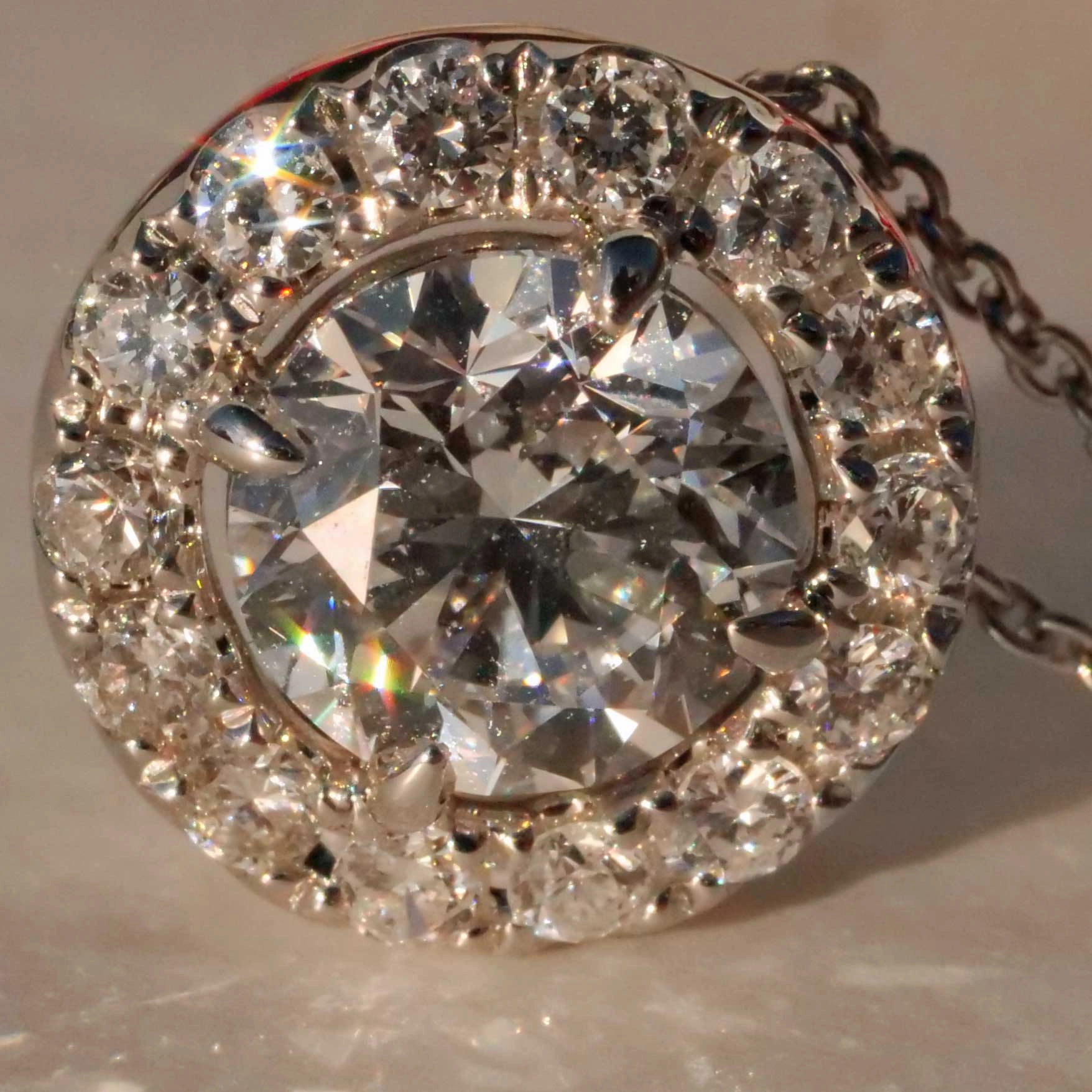 Brillant Anhänger rund 1.00 ct E SI1 6.17 - 6.25 x 4.01 mm im Halo Stil 0.25 ct GIA Gutachten
