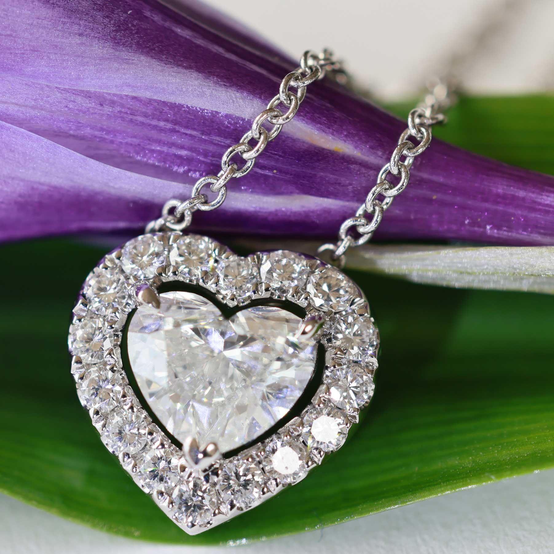 Anhänger mit Brillant HERZ 0.90 ct D SI2  5.80 x 6.71 x 3.70 mm GIA Gutachten 750er Weissgold