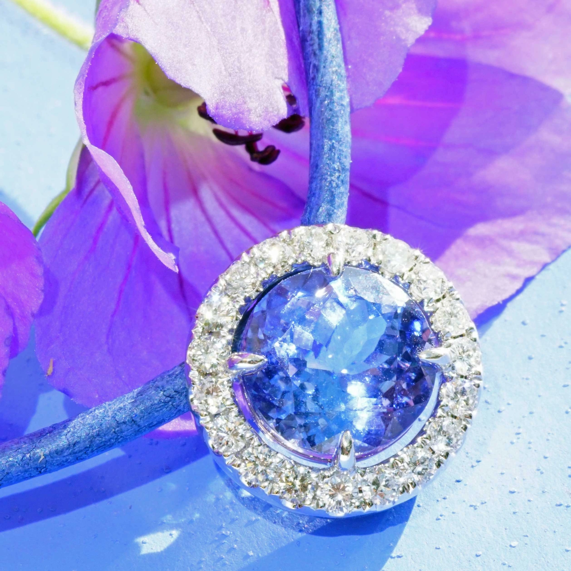 Tansanit Brillant Anhänger 750er Weissgold 2.86 ct 0.37 ct Hyazinthen blau und klasse Brillanz