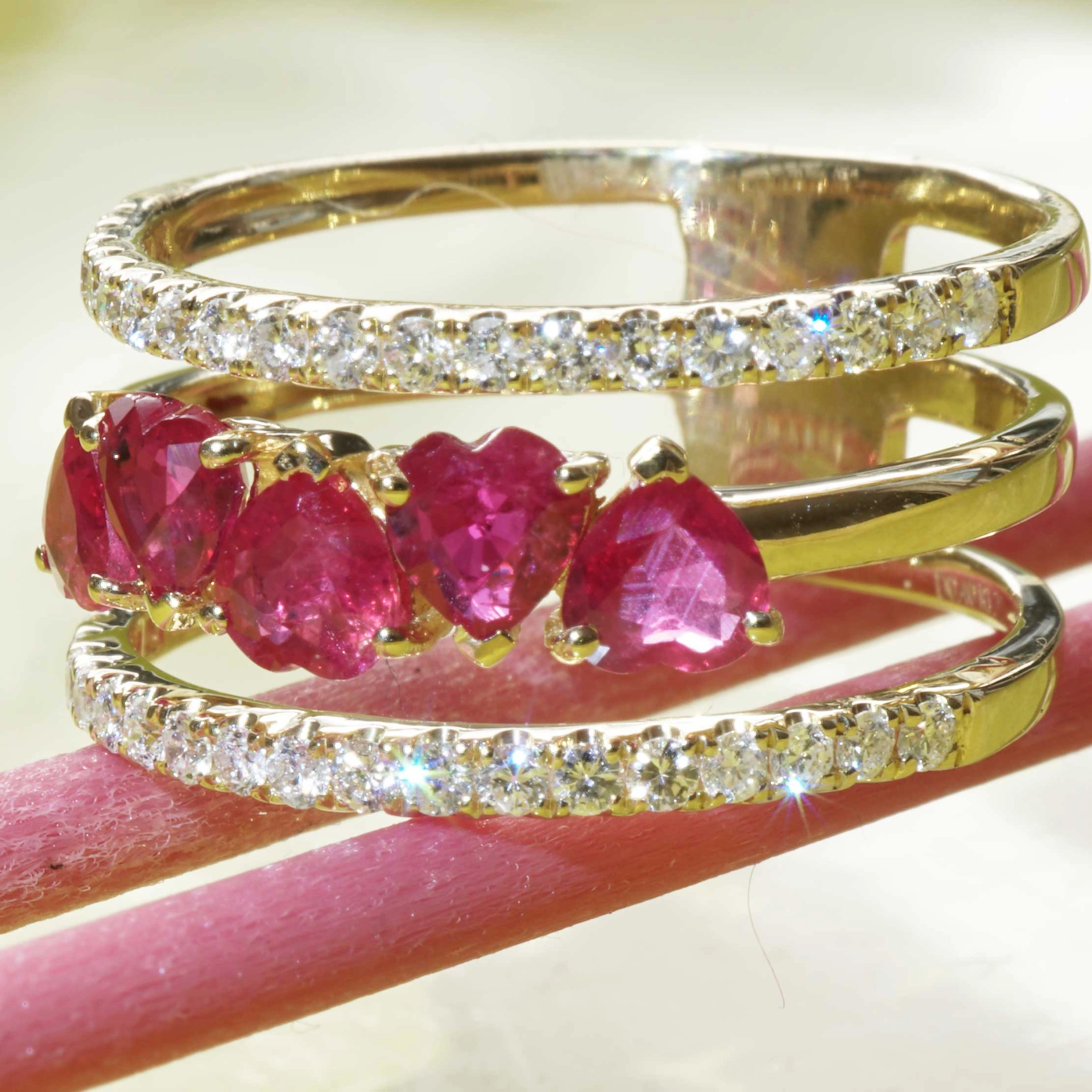 Rubin Brillant Ring 1.20 ct 0.40 ct 750er Gelbgold....fünf rote Herzen für........