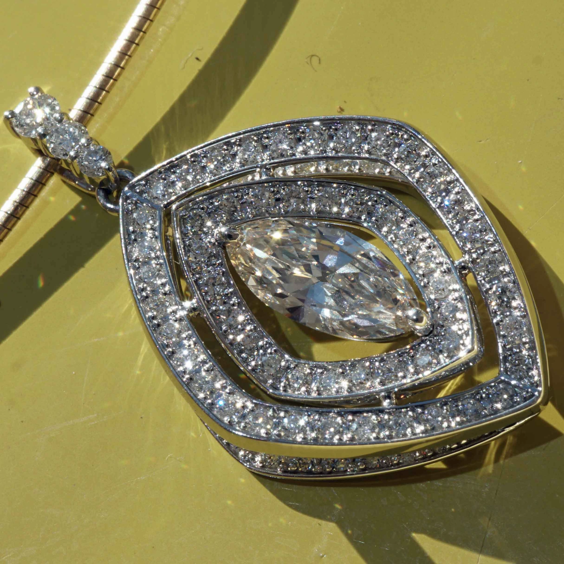 Marquise Solitär Anhänger 1.86 ct 900er Platin Meisterarbeit mit Strahlkraft