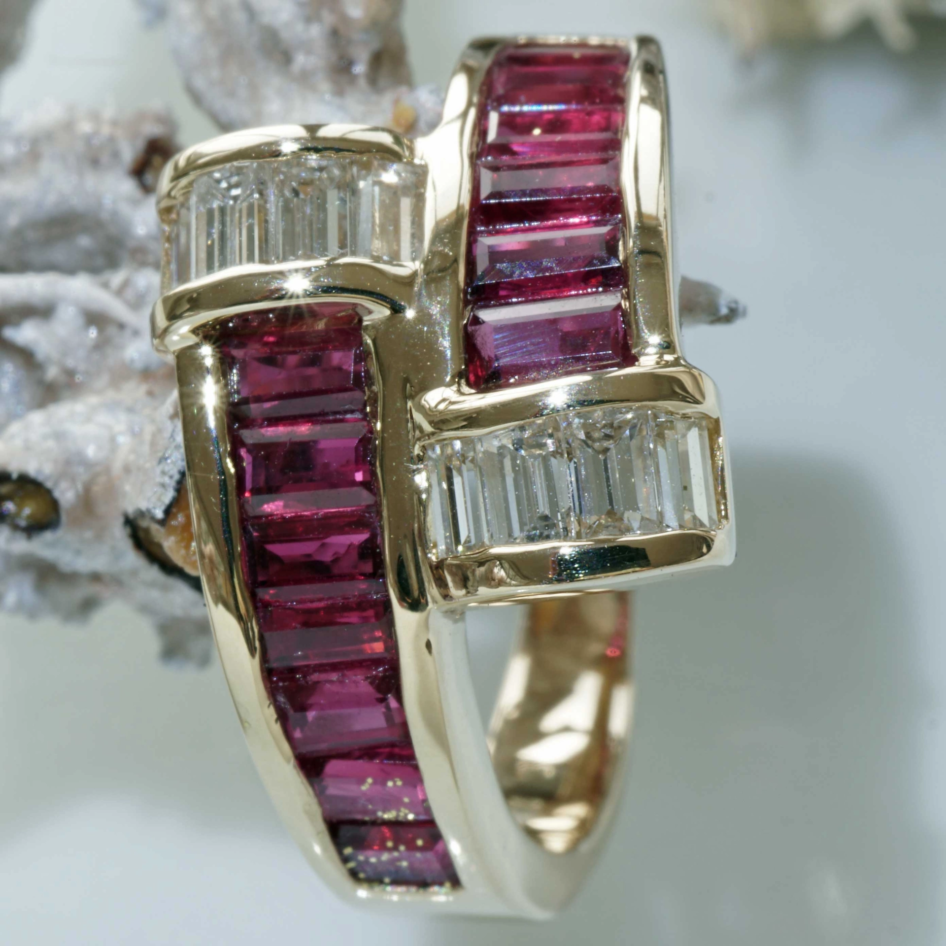 Rubin Diamant Ring 750er Gelbgold 2.13 ct 0.58 ct ......Rubine satt kombiniert mit Diamantbaguetten