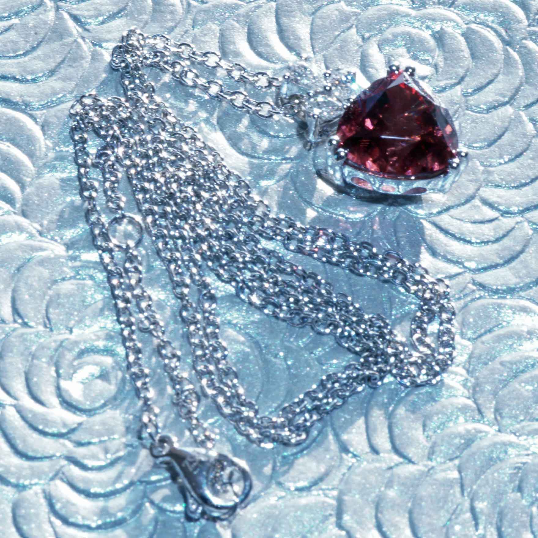 Malaya Granat Collier 5.47 ct 0.22 ct 750 Weißgold – der wechselhafteste unter den Edelsteinen, Farbveränderung erwünscht