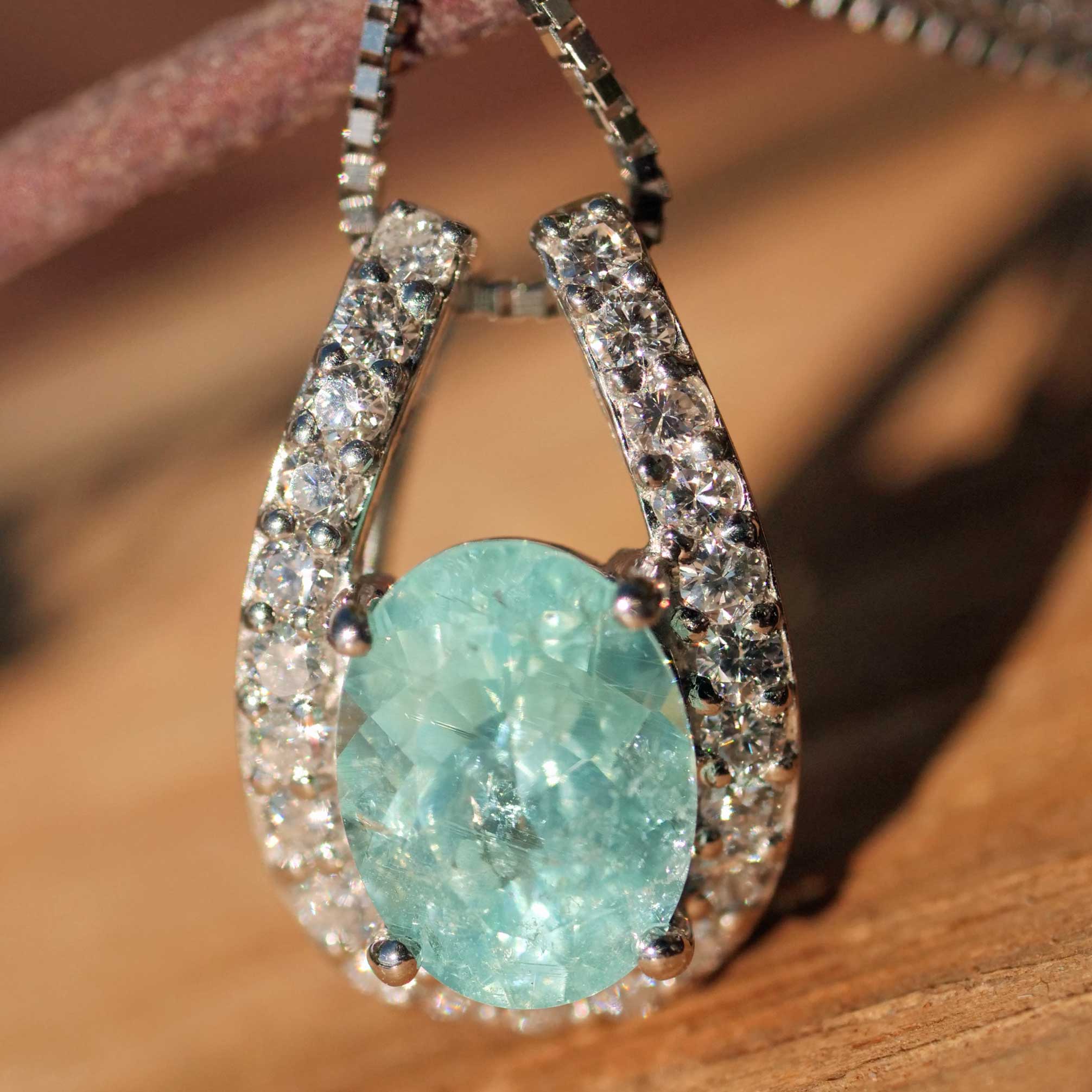 Paraiba Turmalin Anhänger in 900er Platin mit Kette 1.22 ct 0.28 ct leuchtendes Schwimmbadtürkisblau