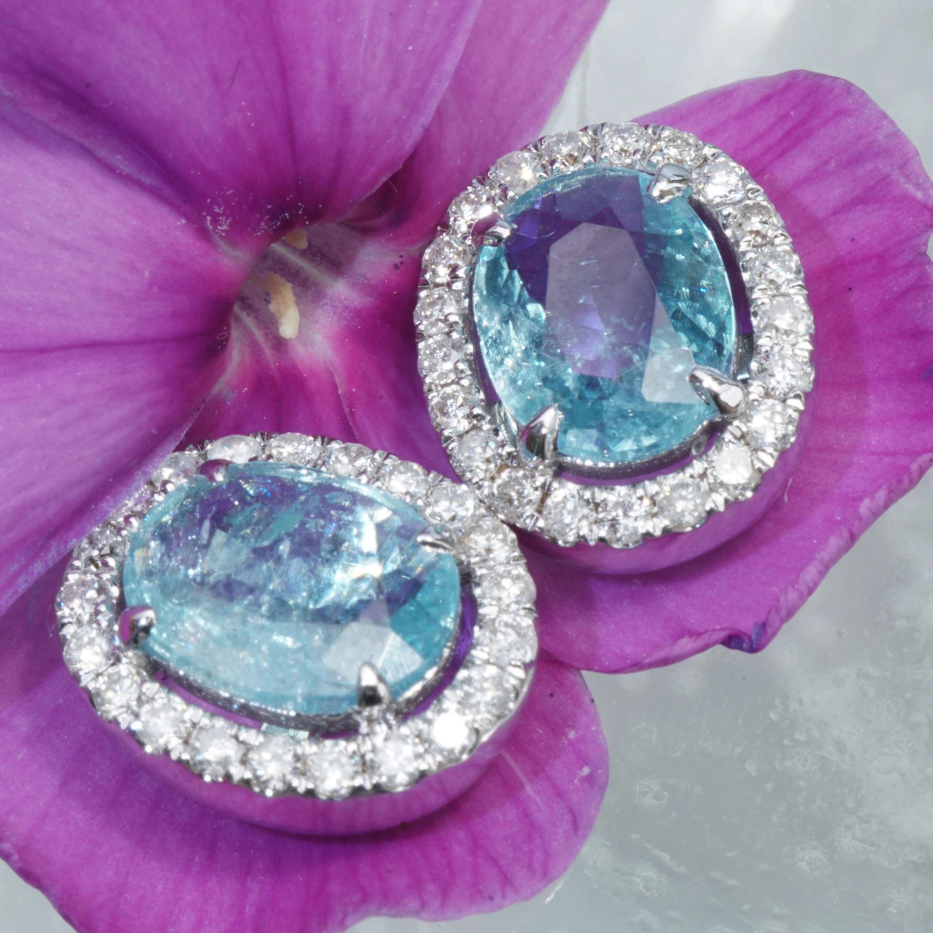 Paraiba Turmalin Ohrsteckern 1.48 ct 0.37 ct AAA 750er Weissgold SCHWIMMBADBLAU