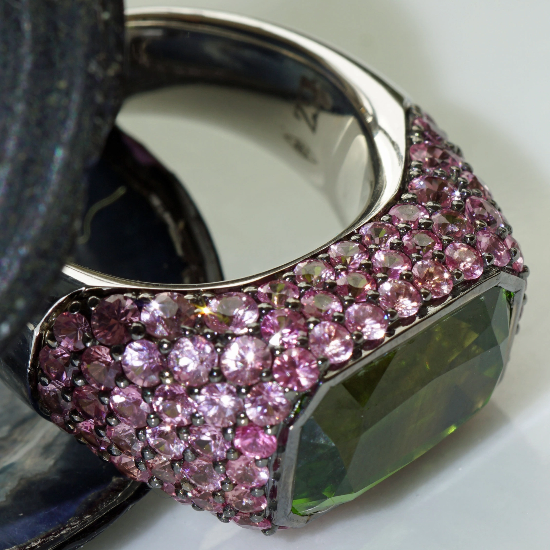 Saphir Peridot Ring 750er Weissgold Investment Edelstein Supat Mine Pakistan 9 ct mit Expertise