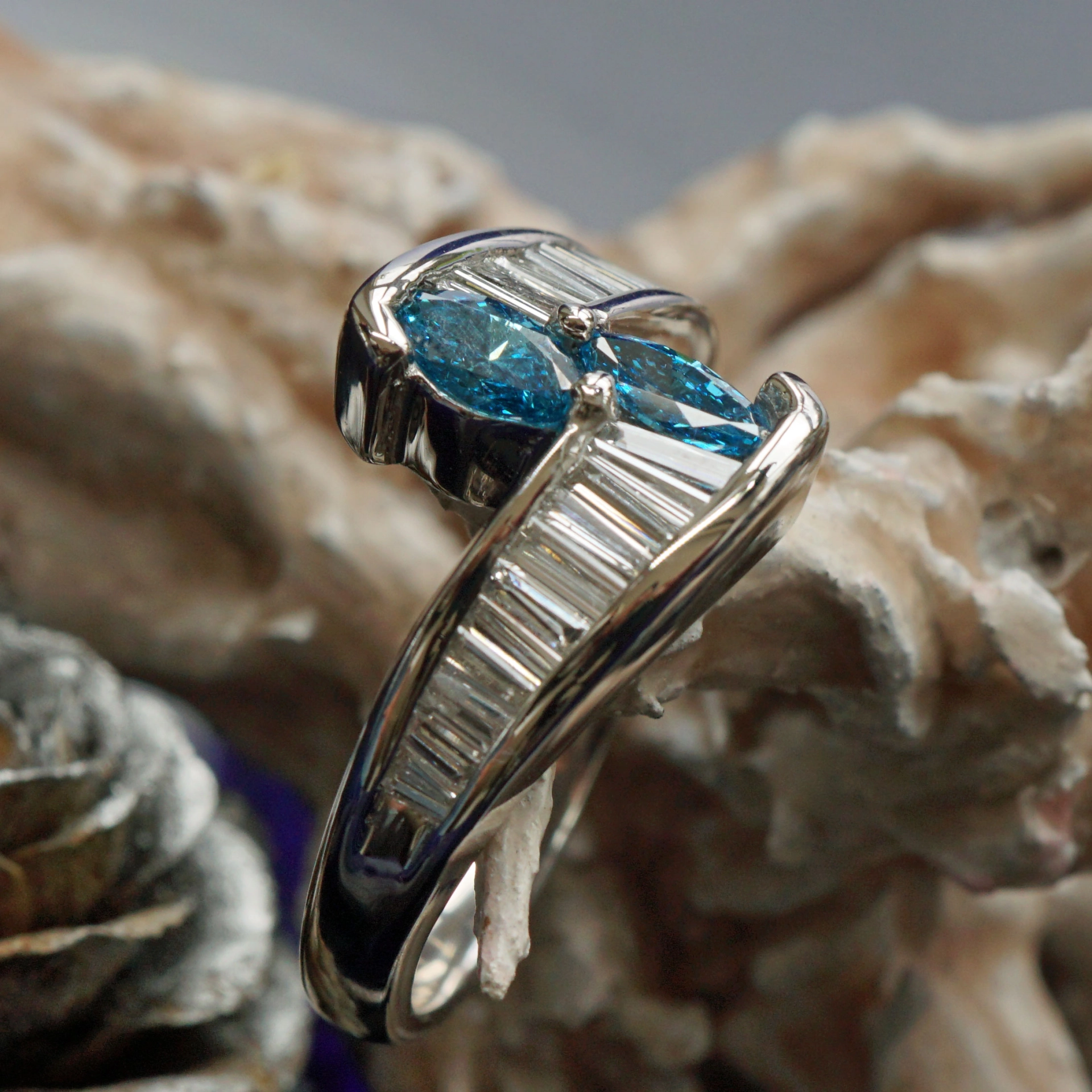 Diamant Ring in 900er Platin blau-weisse Diamanten