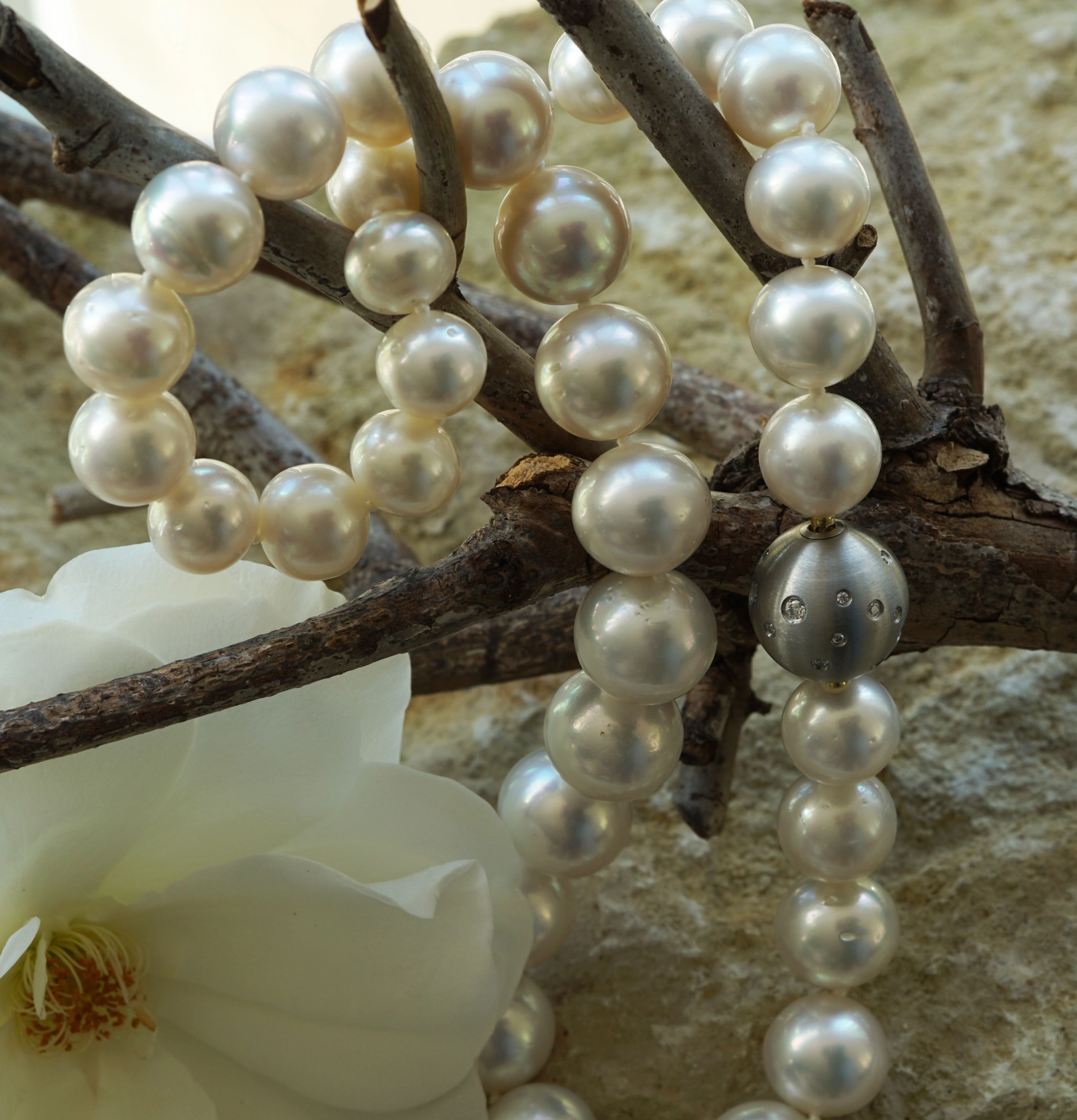 SÜDSEE Zuchtperl Collier weiss-l. creme AAA+ FEINER LÜSTER rund 14,8 - 11 mm Wave