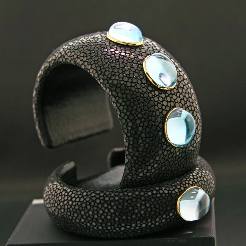 Rochenleder Armreif  Blue Eternity in 585er Gold 14 kt Topas Cabochon