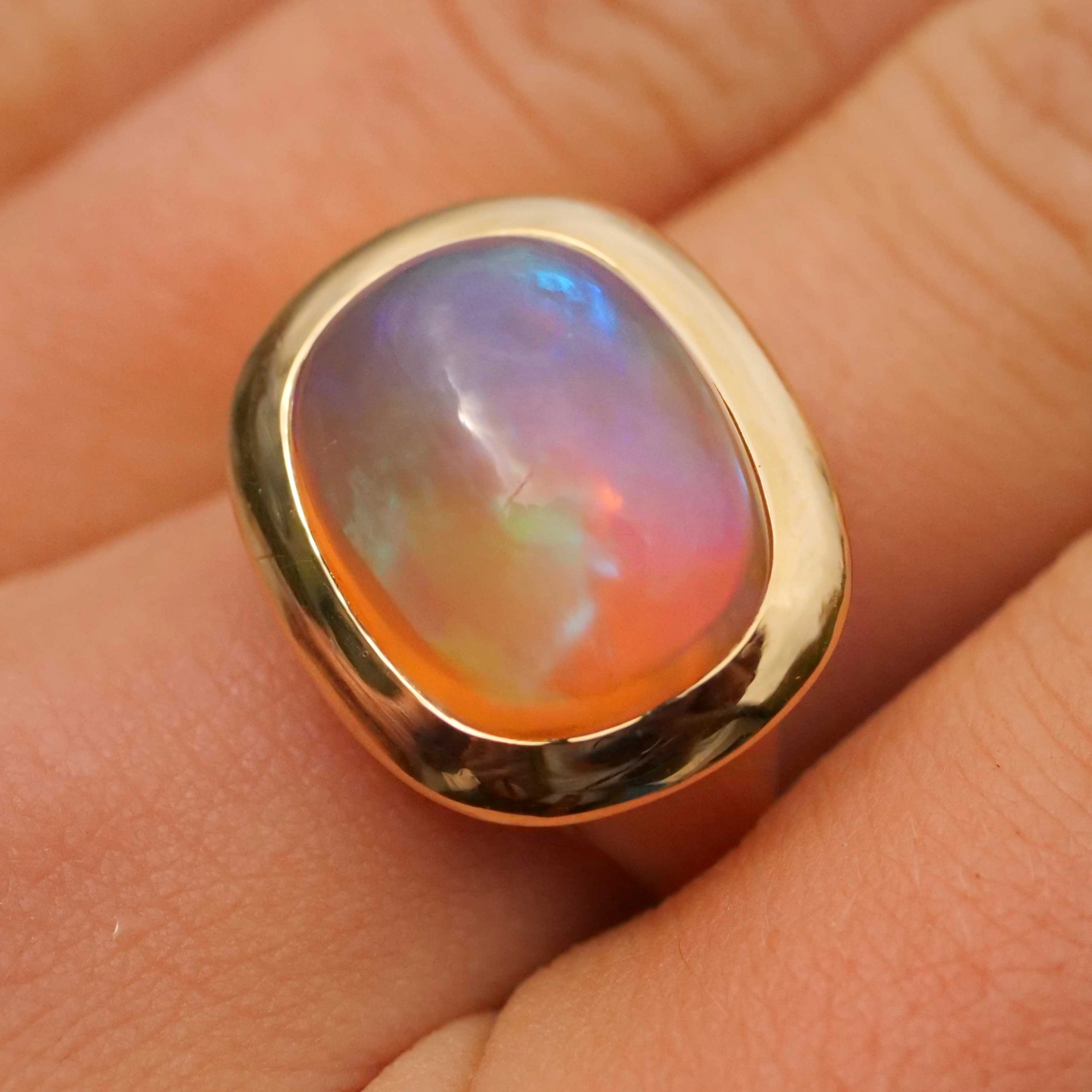 Feueropal Ring 7.44 ct 750er Gelbgold...made in Valenza (Italien)...modernes Design in Kissenform