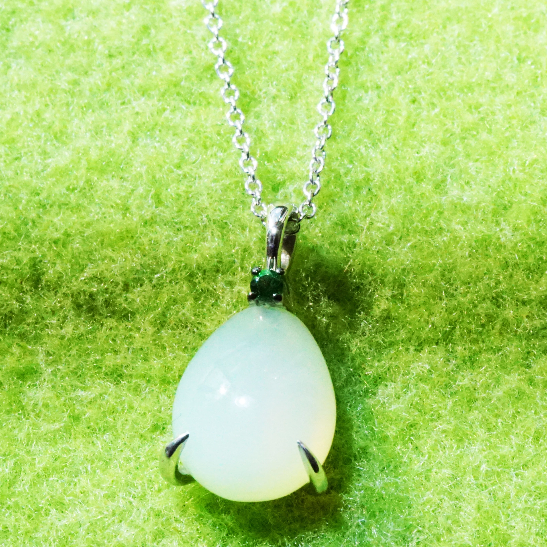 Calzedon Tsavorith Anhänger Drop 750er Weissgold entzückend 4.63 ct 0.03 ct mit Kette