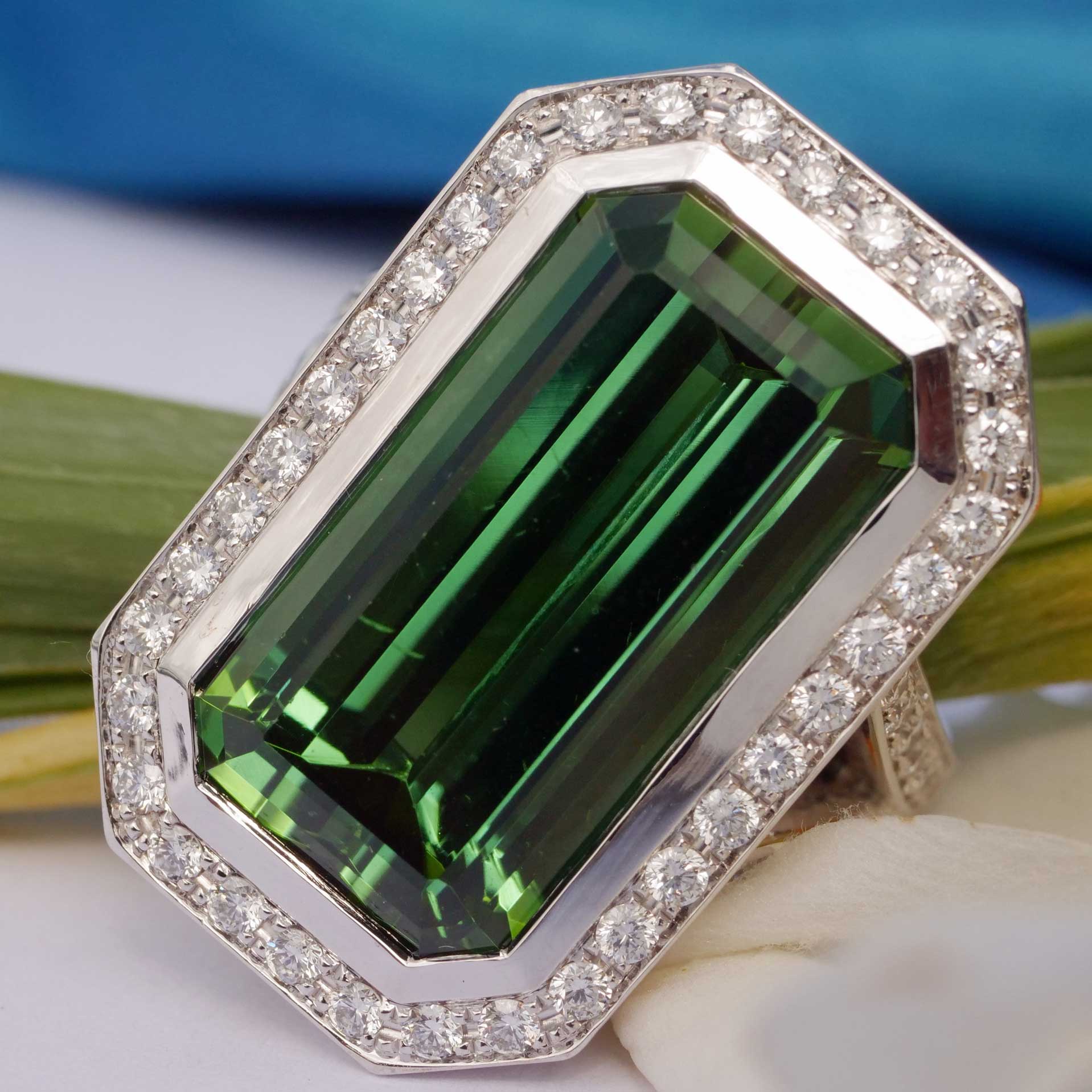 Statement Ring mit Brillanten und Turmalin Grün Augenrein aus Afghanistan 19.80 ct Investment Edelstein sehr feine Farbe 