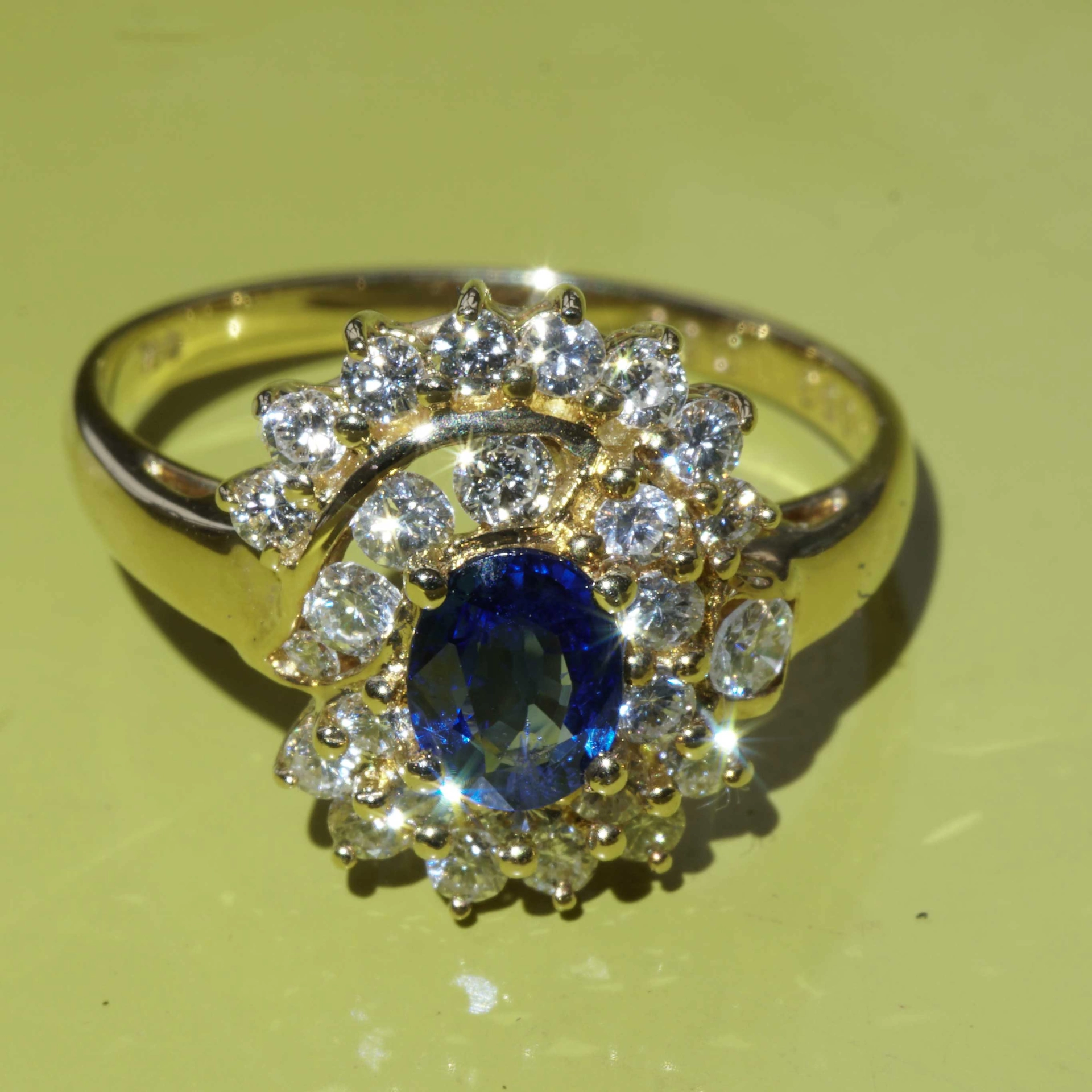 Saphir Brillant Ring 750er Gelbgold Hochwertigste Edelsteine....Qualität die Freude bereitet