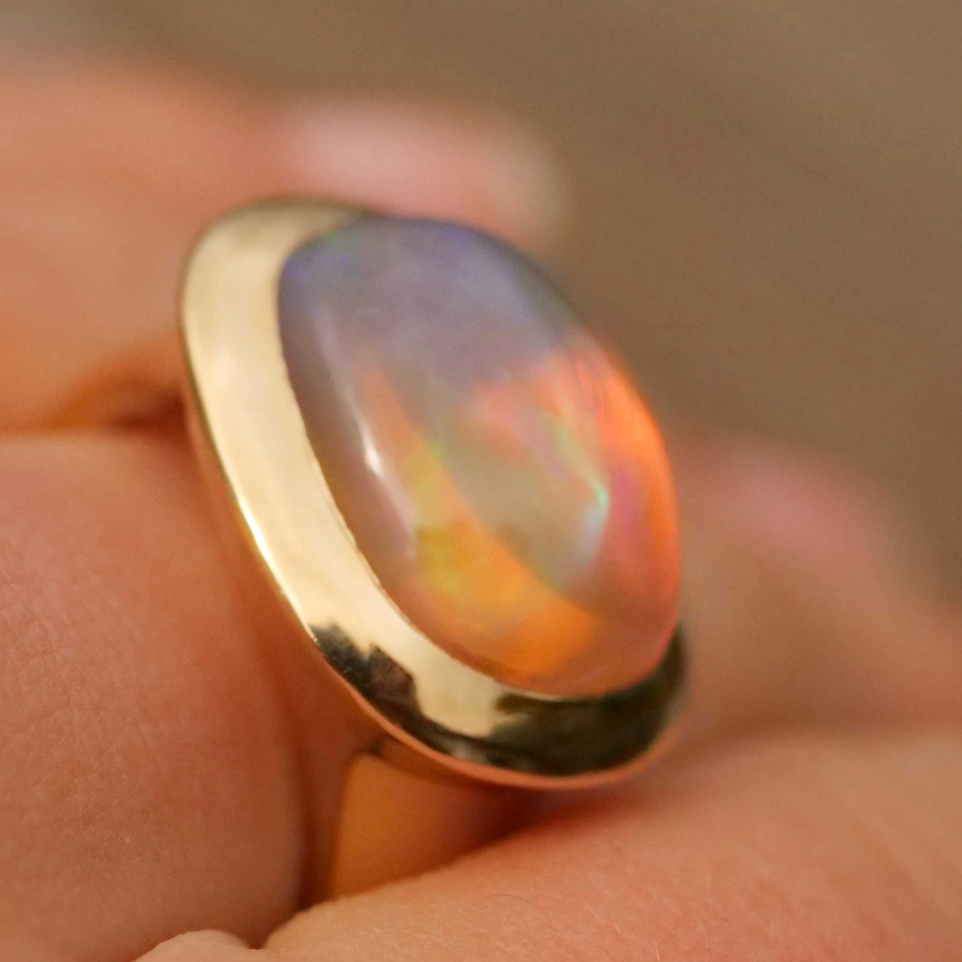 Feueropal Ring 7.44 ct 750er Gelbgold...made in Valenza (Italien)...modernes Design in Kissenform