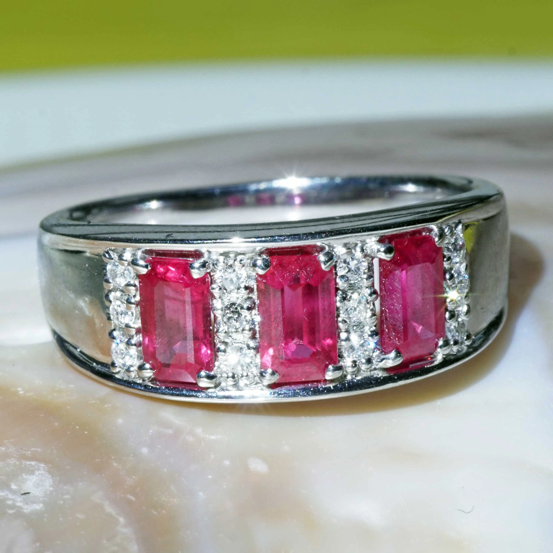 Rubin Brillant Ring 900er Platin 1.16 0.10  ct im interessanten Emeraldcut grandiose Farbe