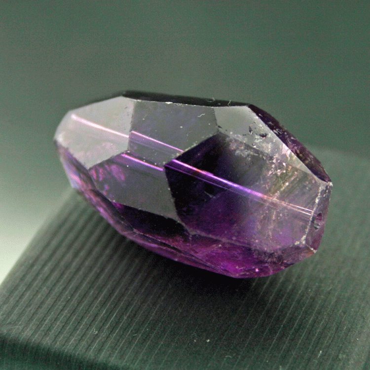 Amethyst im Naturschliff ca. 33 mm lang x 18 mm breit, durchbohrt