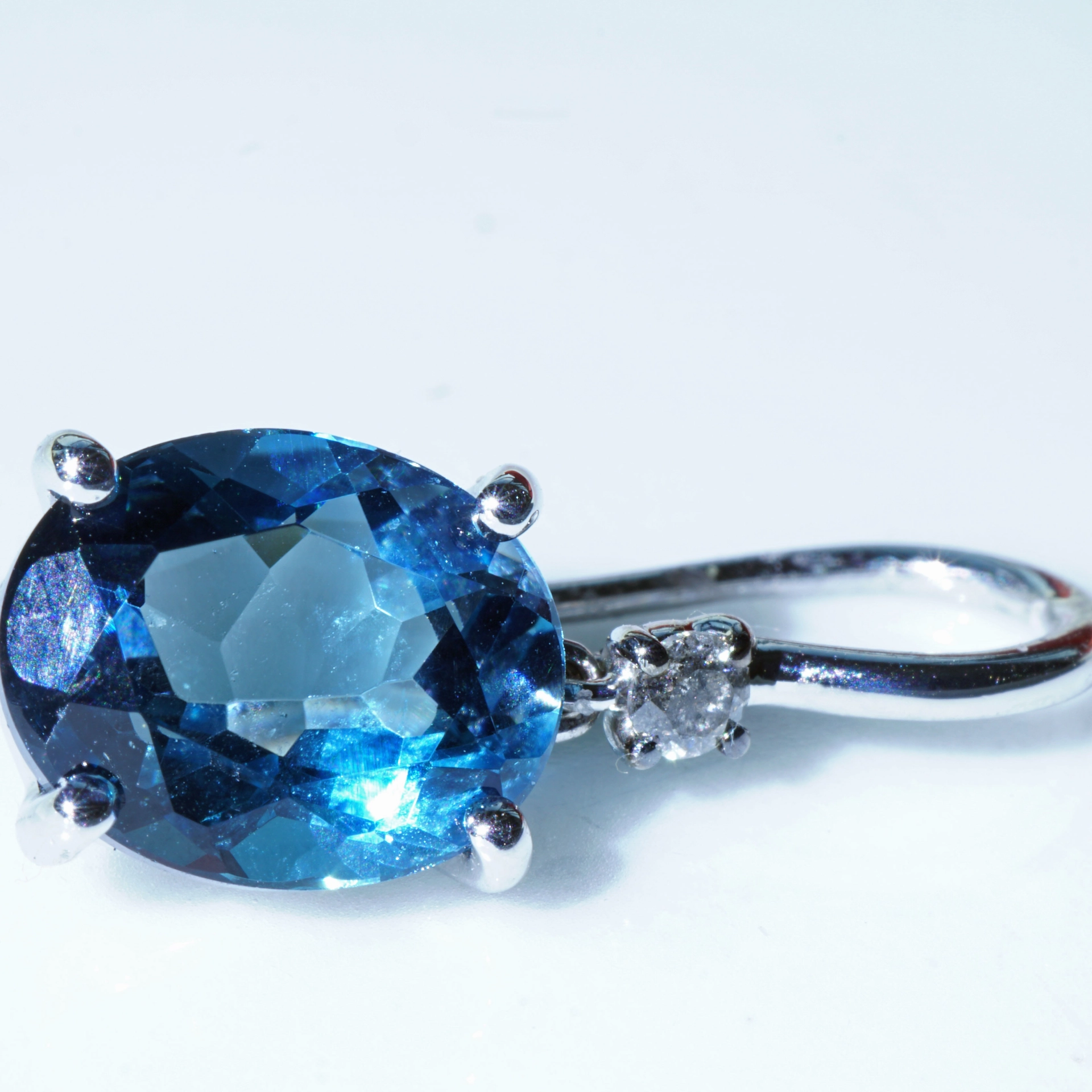 Ohrhänger Topas Brillant London Blue 750er Weissgold dazu stahlgraue Brillanten