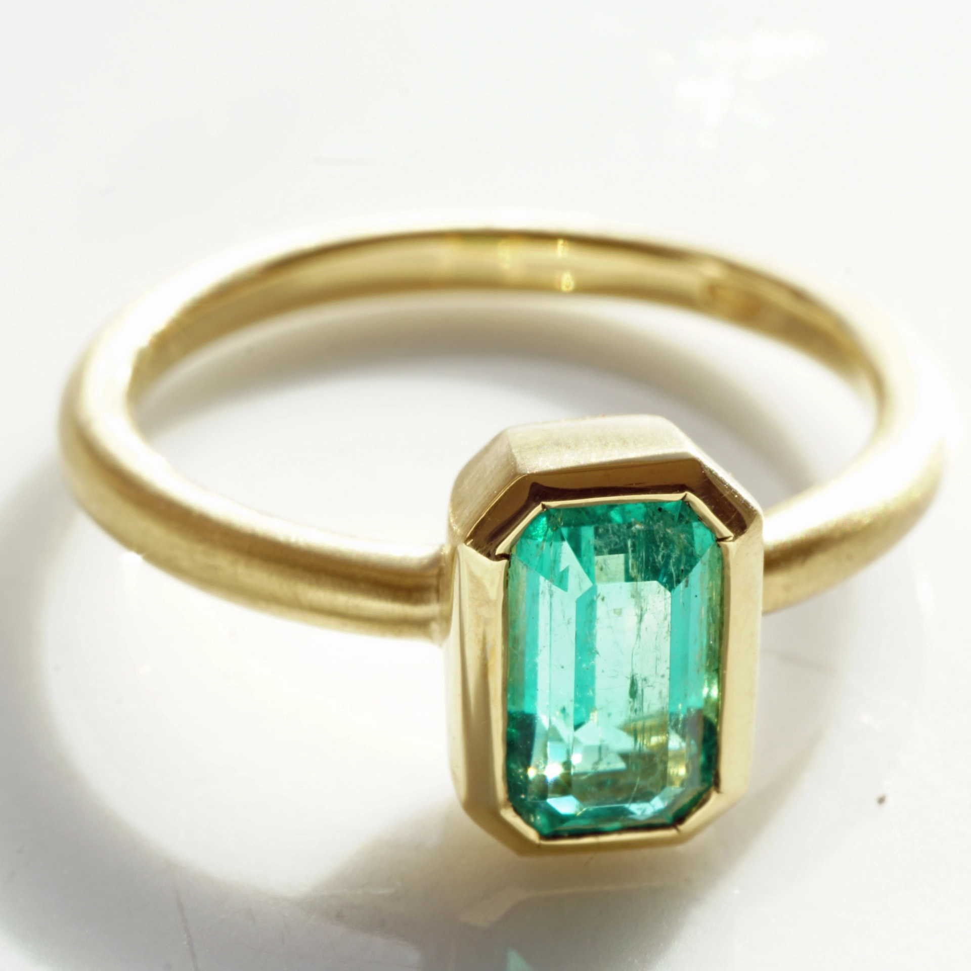 Smaragd Ring 0.97 ct Topqualität aus Afghanistan 750er Gelbgold Handarbeit