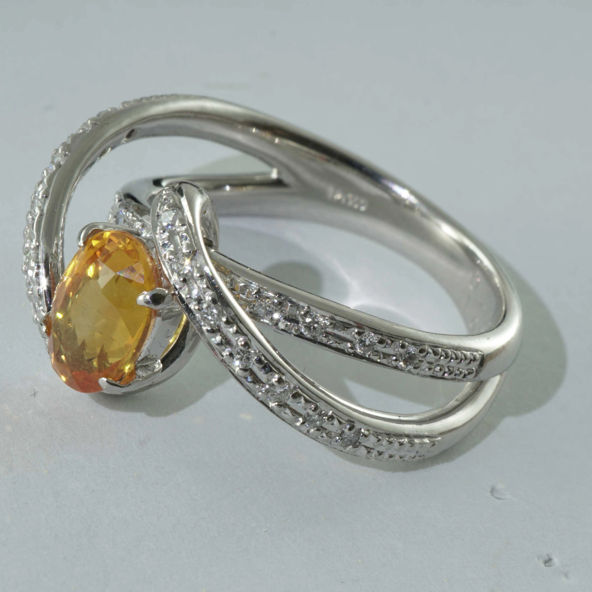 Gelber Saphir Brillant Ring in 900er Platin 1.60 ct 0.16 ct  eleganter verspielter Entwurf